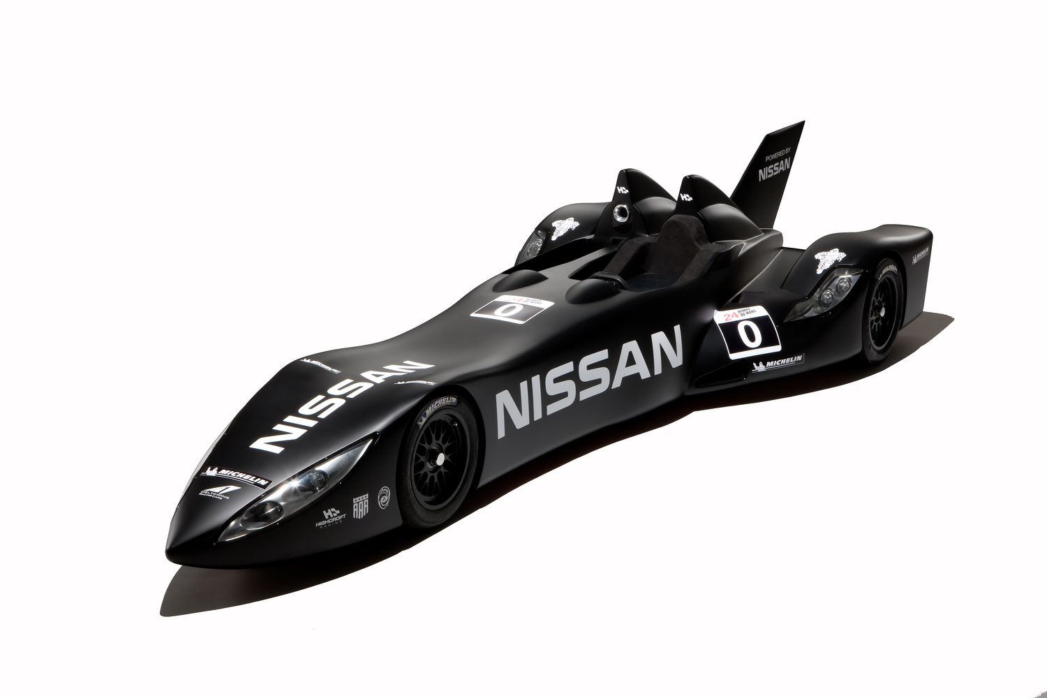 Pracownia EMT Dona Panoza przejęła prototyp zbudowany przez grupę All American Racers Dana Guerneya z Kaliforni, aby na podstawie wniosków wyciągniętych z testów wytrzymałości w kalifornijskim Buttonwillow oraz w Sebring dopracować komponenty i nadwozie Nissana DeltaWing, nadając ostateczny kształt temu wynalazkowi