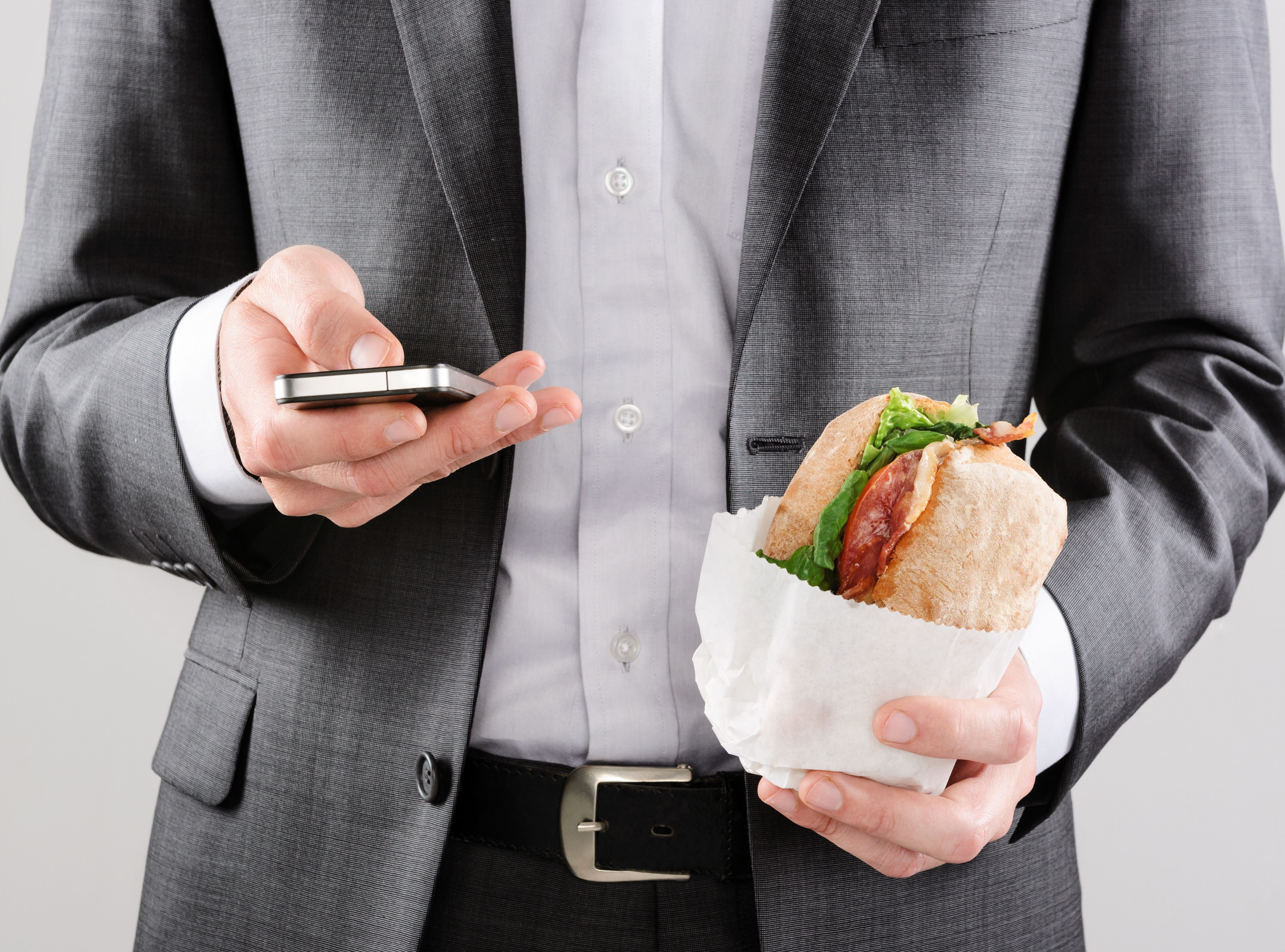 Jest kilka produktów o udowodnionym dobroczynnym działaniu na libido. Poziom testosteronu wzrasta, jeśli jesz selera naciowego, ostrygi, awokado czy banany. Zapomnij o fast-foodach i produktach obfitujących w węglowodany