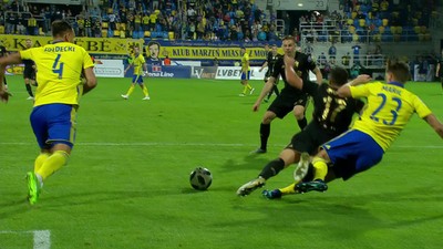Arka - Górnik Z. (0:1): Angulo pada w polu karnym Arki, ale sędzie nie zareagował. Słusznie?
