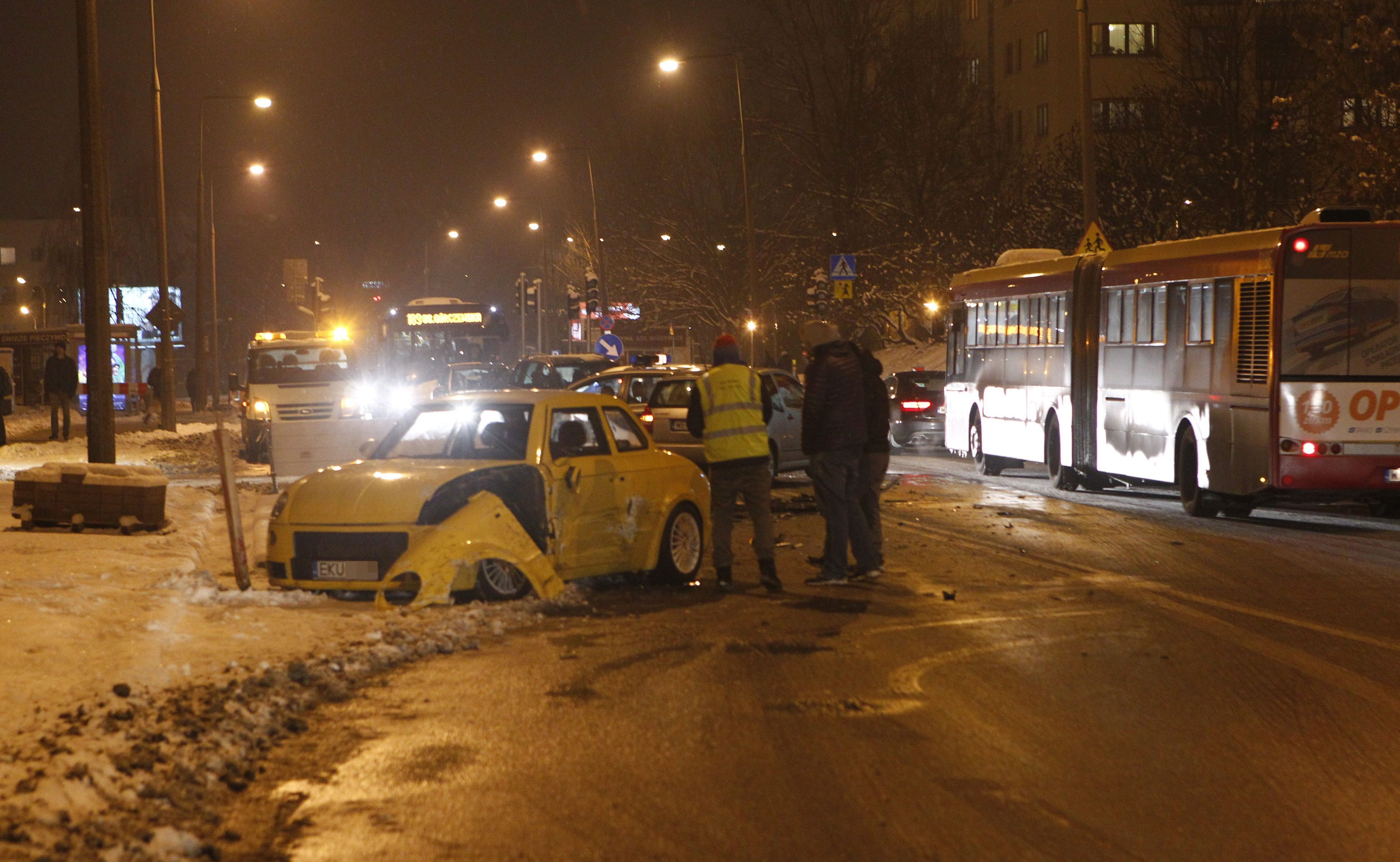 W Warszawie na skrzyżowaniu ulic Dominikańskiej i Wałbrzyskiej prototyp syrenki z AMZ Kutno wpadł na zakręcie w poślizg i uderzył citroena. Jedna osobą osobę zabrała karetka…