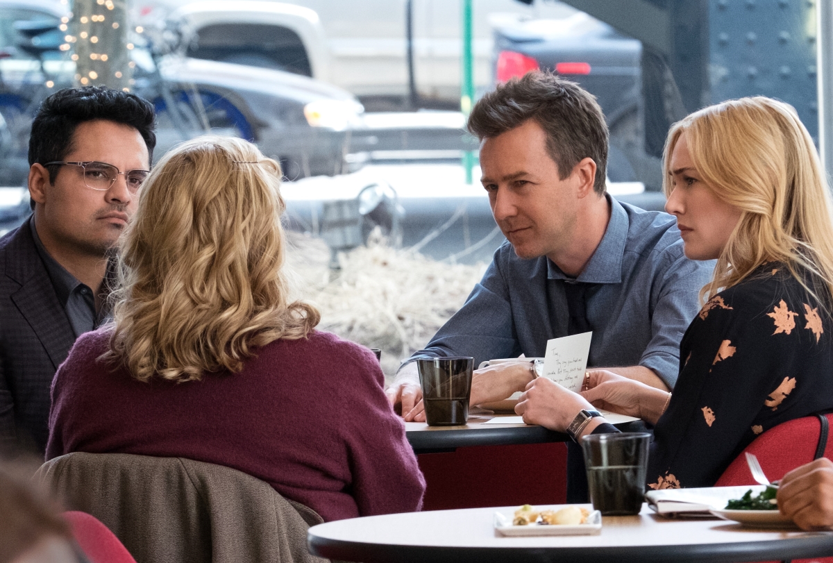 Edward Norton, Kate Winslet, Michael Pena oraz Ann Dowd (tyłem) w filmie