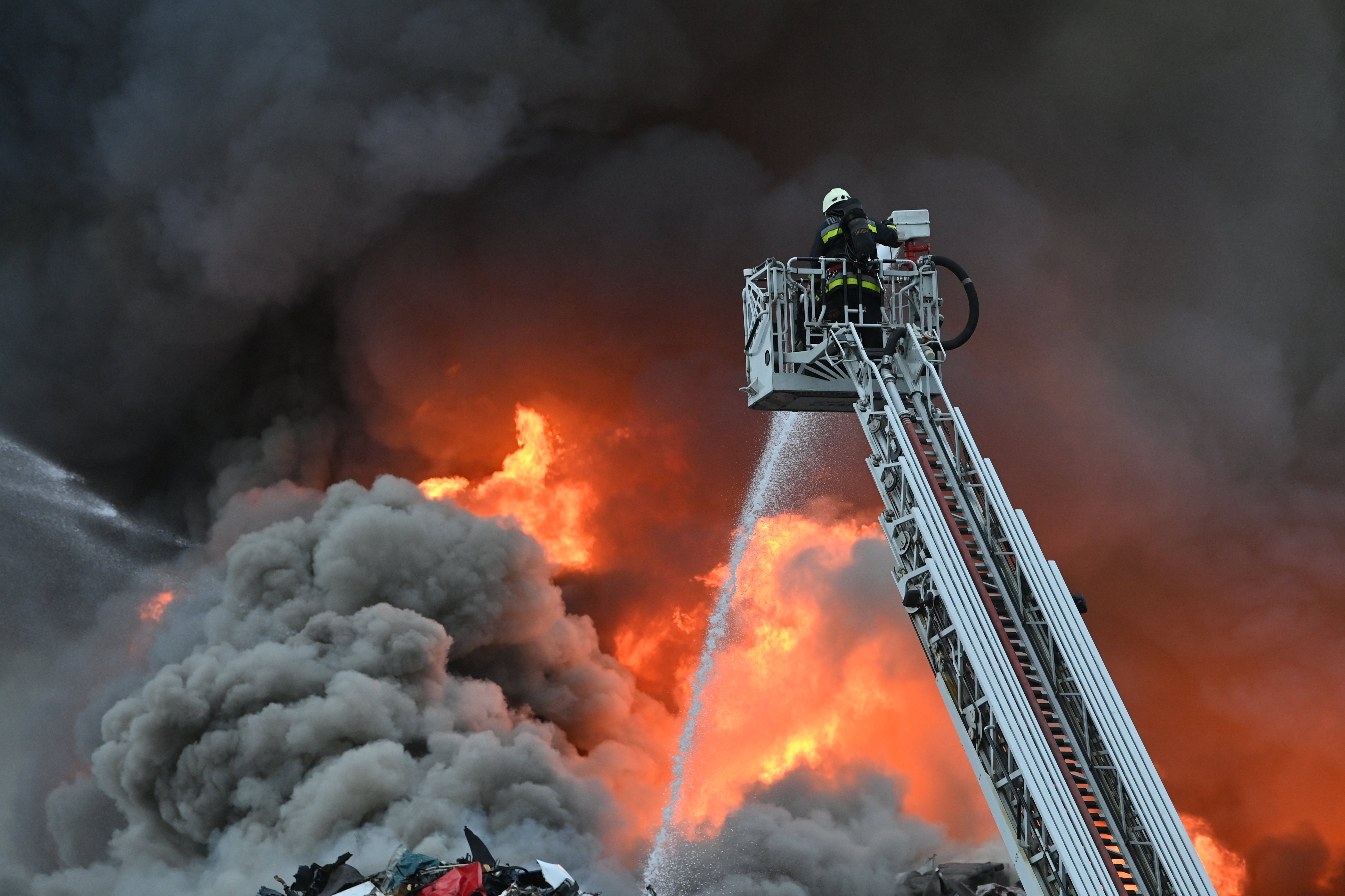 Eloltották a soroksári autóbontóban tomboló lángokat: tíz tűzoltó egység tudta csak megfékezni, rengeteg küzdelem árán
