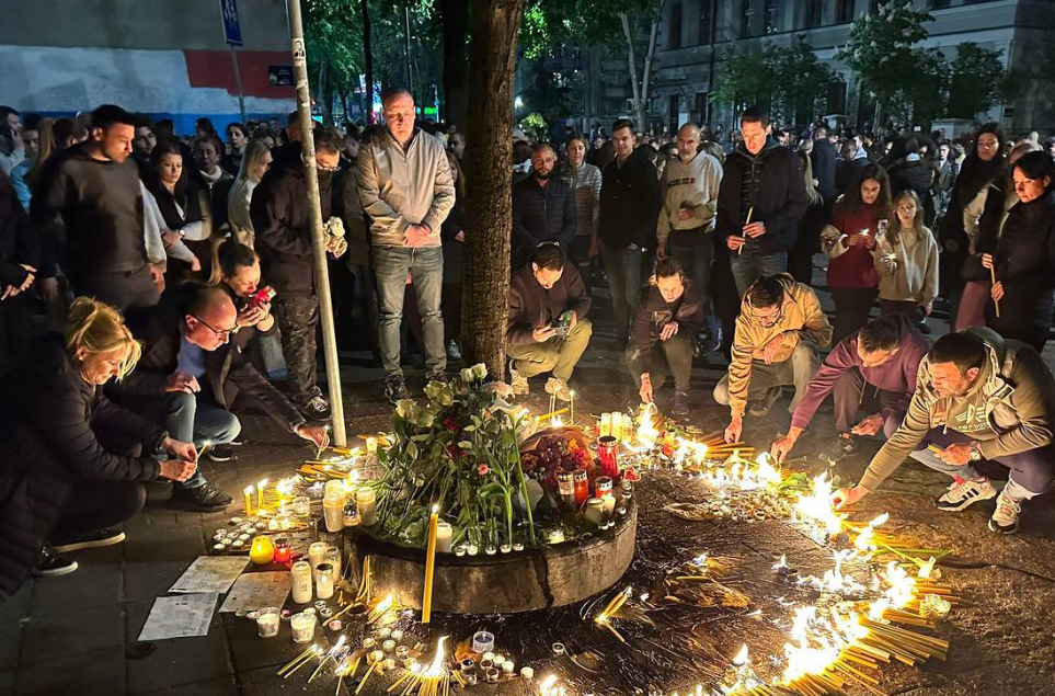 Gépfegyverrel lőttek a fiatalok közé Belgrád közelében – rengeteg a halott