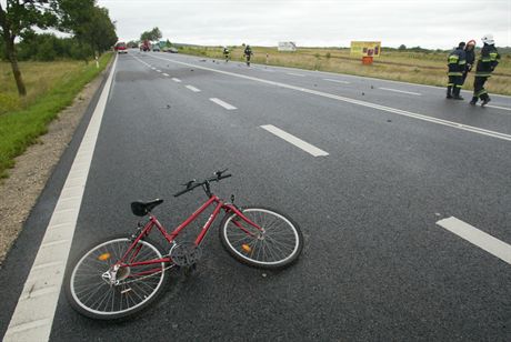 30.07.2007 - Checiny klolo Kielce (swietokrzyskie) wypadek drogowy. Droga krajowa nr 7 Ciezarowy Man (wiozacy blache) jechal w strone Warszawy. W pewnym momencie na jego pas zjechal kierowca opla Astry na krakowskich numerach, uderzyl w kolo ciezarowki i wyladowal w rowie. Po zderzeniu kierowca ciezarowki stracil panowanie nad pojazdem i zjechal na swoj lewy pas. Wtedy zderzyl sie czolowo z jadacym w strone Krakowa Seatem. Zepchnal seata z drogi. Sila uderzenia wciagnela seata pod Mana.Strazacy ciezkim dzwigiem podniesli ciezarowke i potem wydobyli zwloki.Na miejscu zginela pasazerka opla i kierowca Seata. Kierowcy Mana nic sie nie stalo.Fot. Dariusz GacekNZ: rowery ktore pospadaly z opla podczas uderzenia