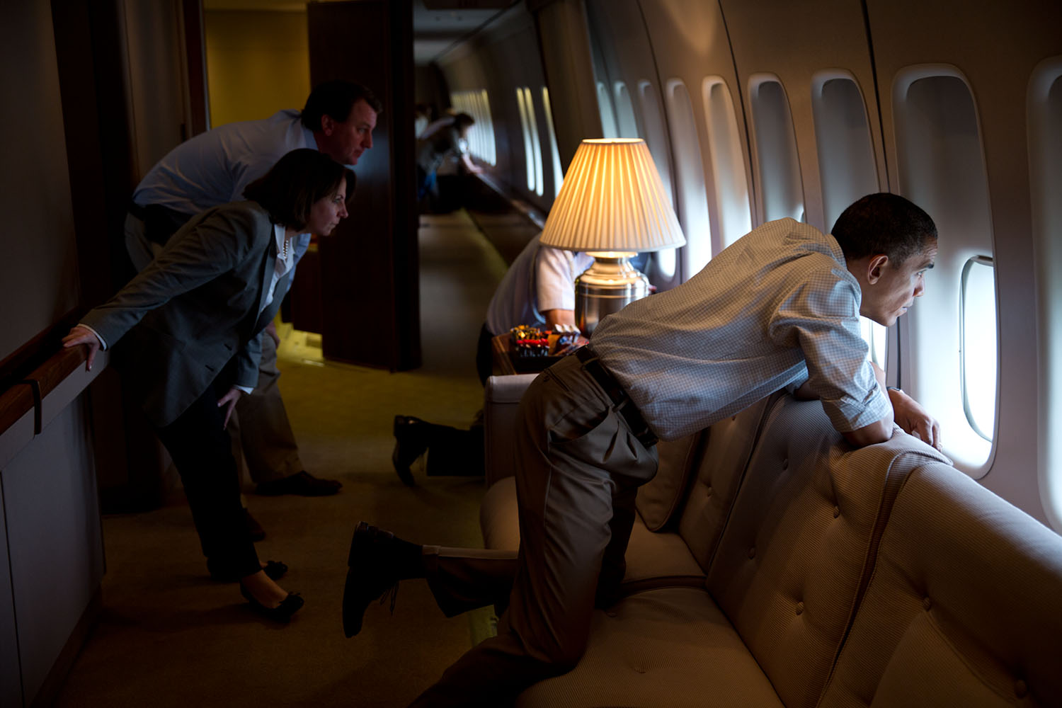 26 maja 2013 roku. Obama z okna Air Force One ogląda zniszczenia spowodowane przez tornado w mieście Moore w Oklahomie