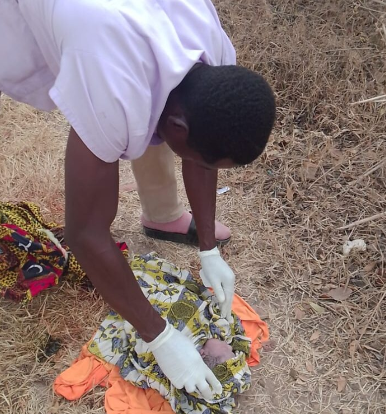 Two brave Ghanaian nurses help woman deliver a baby in the bush
