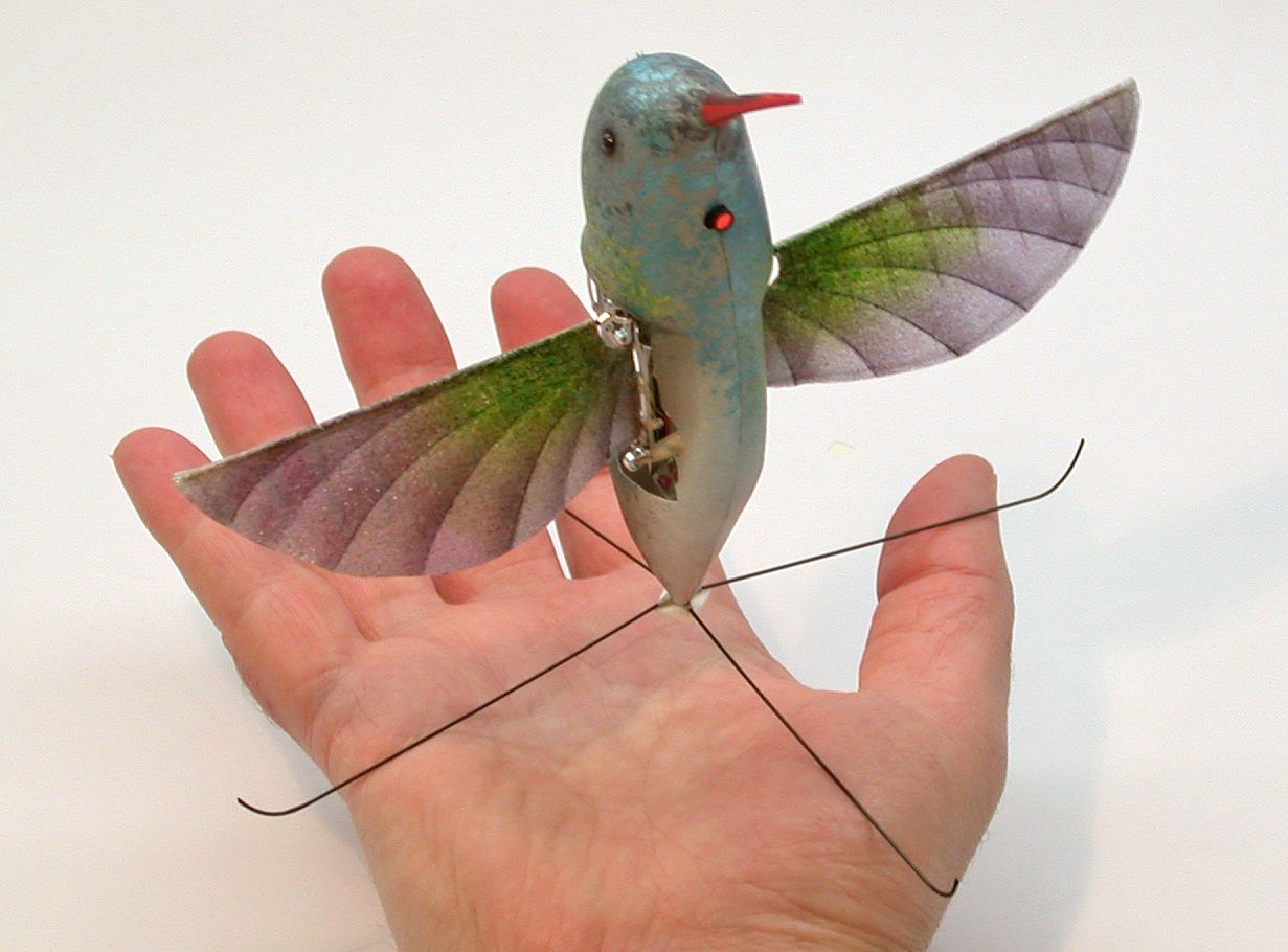 Nano Hummingbird - dron skonstruowany przez DARPA. Rozpiętość skrzydeł kolibra wynosi zaledwie 6,5 cala