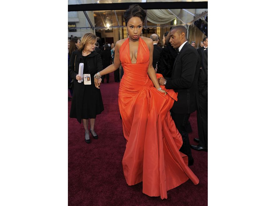 Jennifer Hudson: niby Versace, niby piękny krój, jednak na pierwszy plan wysuwa się zbyt ostry kolor i dość tandetny dekolt.