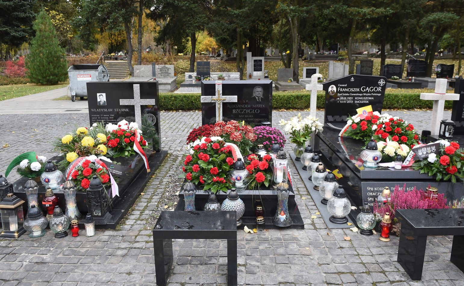 W kwaterze smoleńskiej na warszawskich Powązkach znajdują się nagrobki 28 osób. Są to: gen. Andrzej Błasik, gen. Franciszek Gągor, Grażyna Gęsicka, gen. Kazimierz Gilarski, Przemysław Gosiewski, ppłk Robert Grzywna, Mariusz Handzlik, ks. Roman Indrzejczyk, kpt. Paweł Janeczek, Dariusz Jankowski, Natalia Januszko, Mariusz Kazana, Janusz Krupski, Wojciech Lubiński, Barbara Maciejczyk, Barbara Mamińska, Stefan Melak, ppor. Andrzej Michalak, mjr Dariusz Michałowski, Stanisław Mikke, por. Piotr Nosek, Andrzej Przewoźnik, Sławomir Skrzypek, Władysław Stasiak, ppor. Jacek Surówka, Aleksander Szczygło, Jolanta Szymanek-Deresz i Izabela Tomaszewska. <BR><BR> W monument wkomponowana jest również tablica przykrywająca urnę z prochami szczątków odnalezionych na miejscu katastrofy po zakończeniu pogrzebów. Zawiera prochy 12 osób.