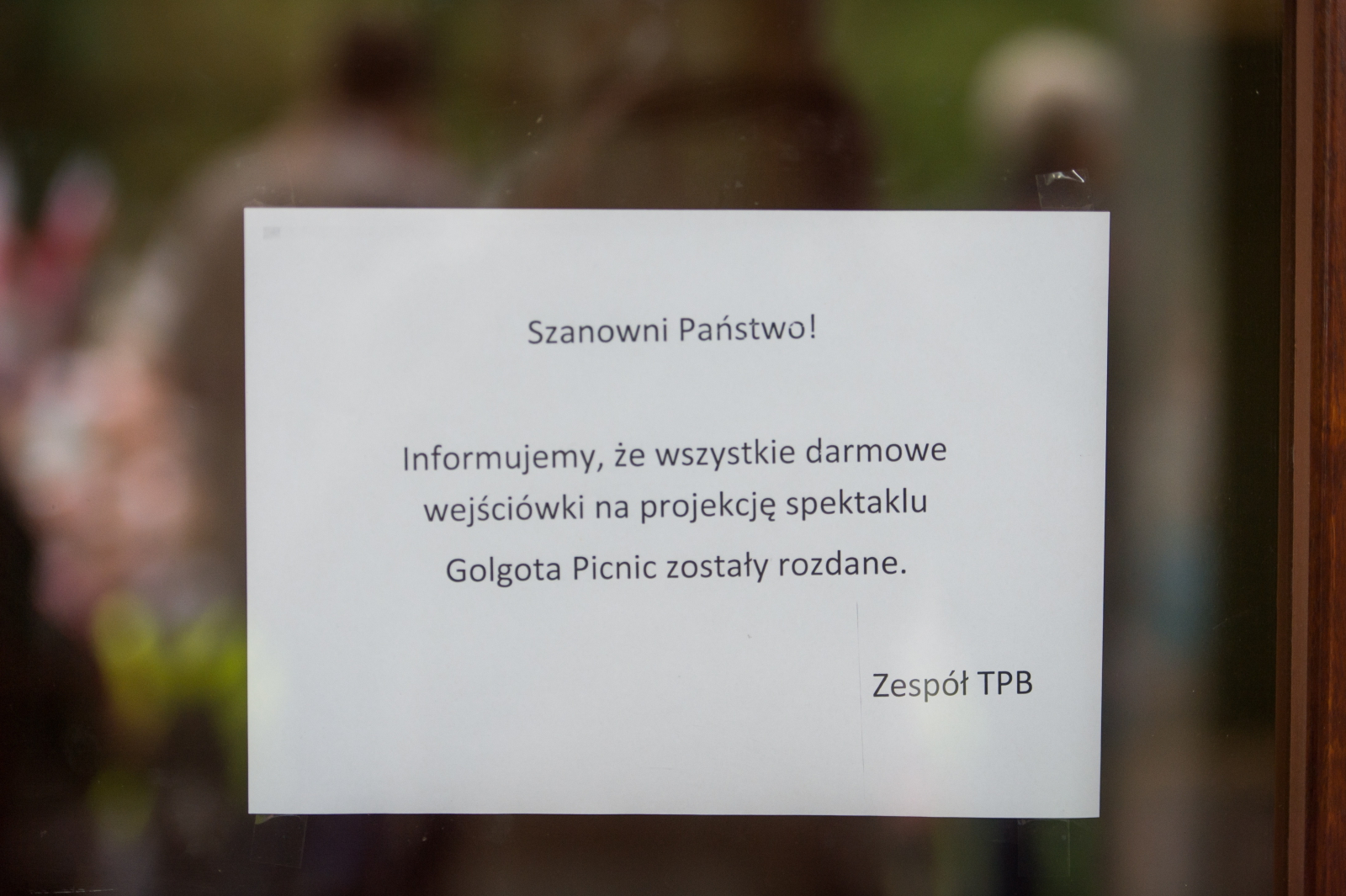Informacja na wejściu do Teatru Polskiego w Bydgoszczy, gdzie 27 odbył się pokaz filmowy rejestracji spektaklu