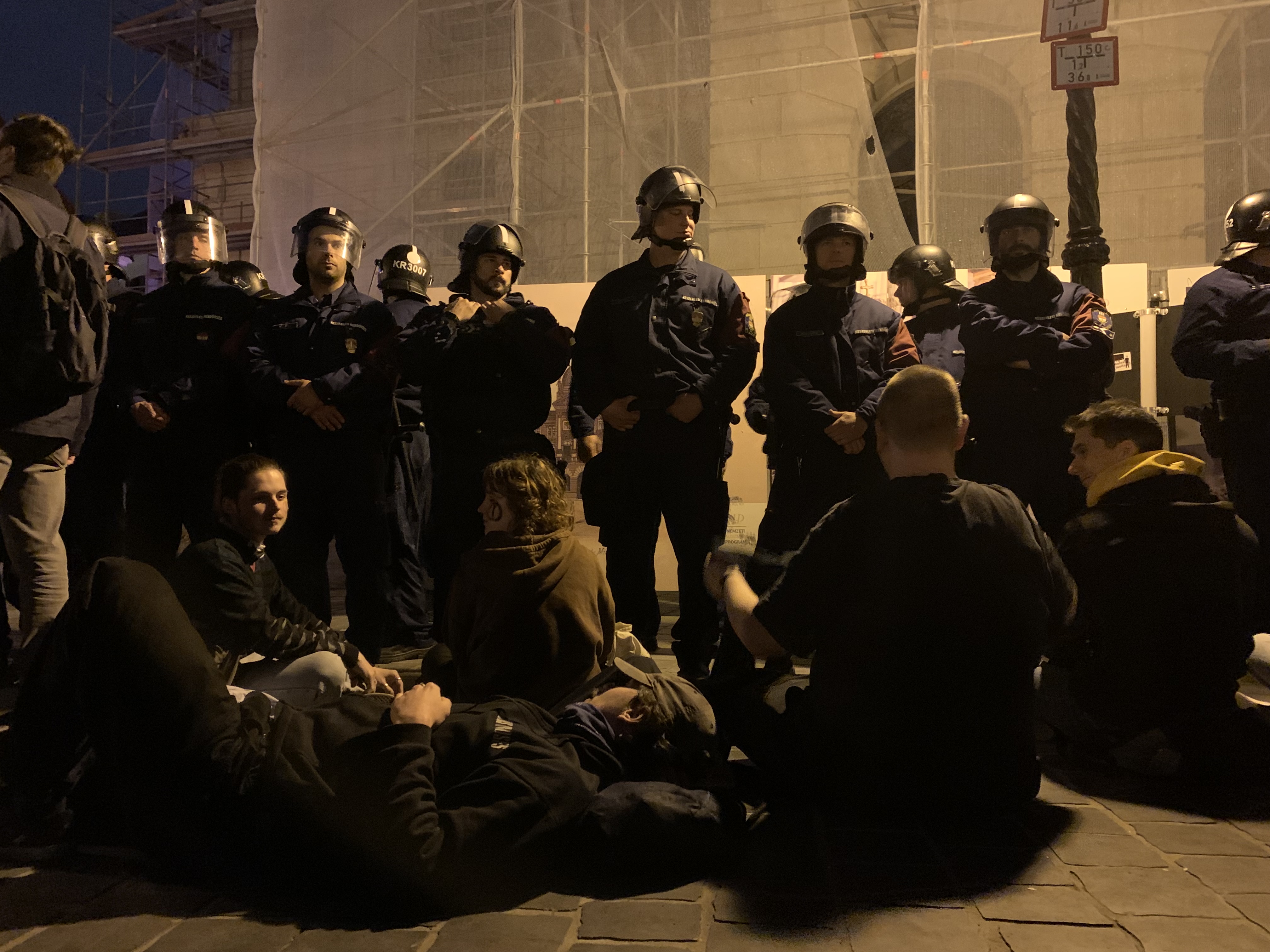 Ismét megszólalt a rendőrség a könnygázos oszlatásról a Karmelitánál: a gyülekezési jog széles körű, de nem korlátok nélküli