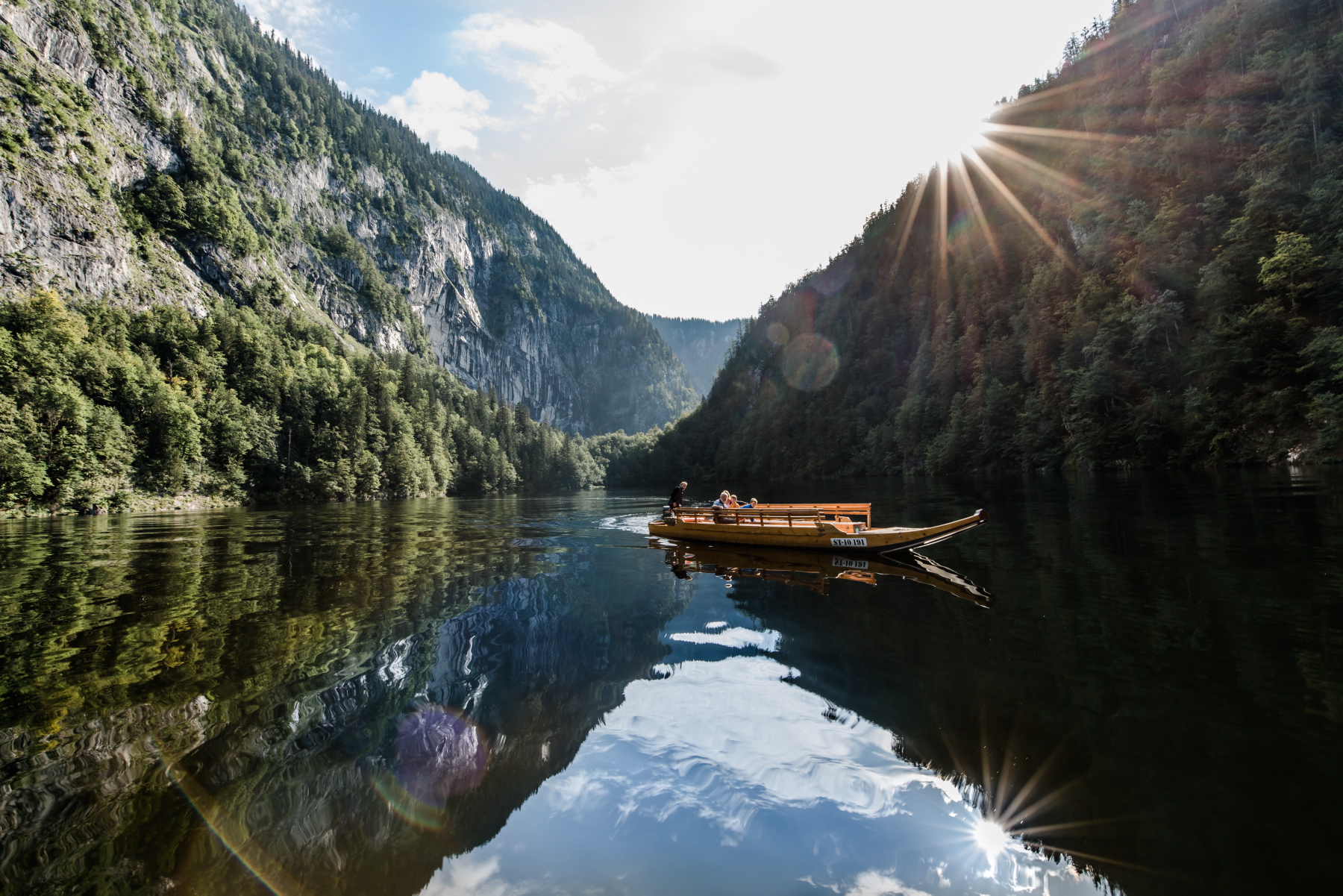 PO JEZIORZE Toplitzsee popływać można łodzią lub solarnym katamaranem