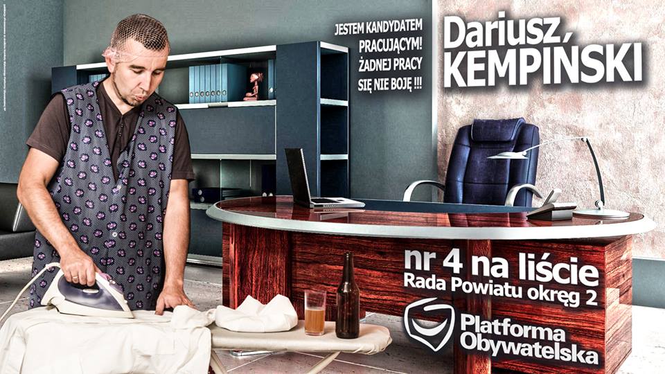 Także uzbrojony (choć nie tylko w białą broń, ale także w żelazko, sznur oraz piłę) pokazuje się kandydat PO w powiecie Ostrowskim Dariusz Kempiński. Zapewnia, że “jest ostrym kandydatem”, że jest “kandydatem pracującym, który żadnej pracy się nie boi” ale ma do przekazania także kilka bardziej uniwersalnych prawd w tym taką, że “umysły są jak miecze, te stare rdzewieją”. Wierzymy na słowo.
