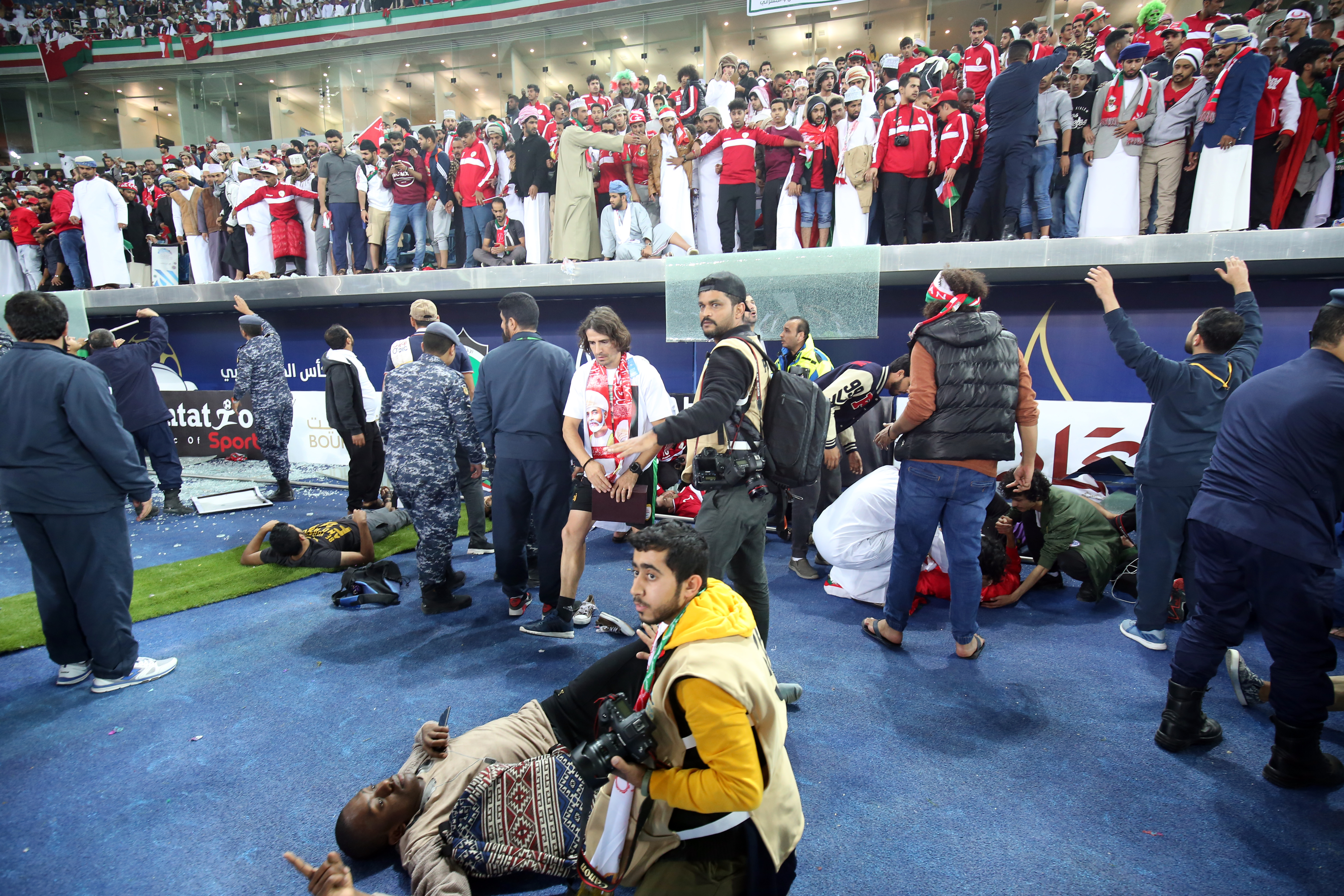 Durva: üvegfal tört össze egy stadionban, több szurkoló megsérült - Blikk