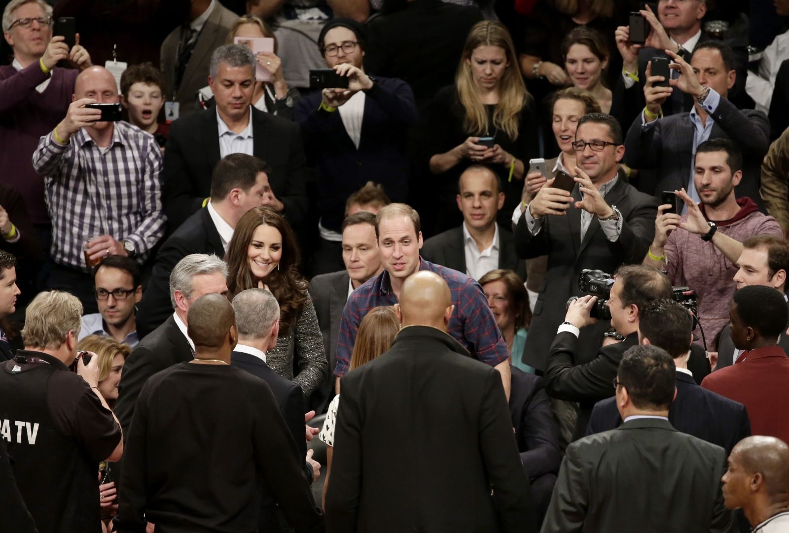 Książę William i księżna Kate wyszli z tunelu prowadzącego na trybuny na siedem minut i 14 sekund przed końcem trzeciej kwarty meczu