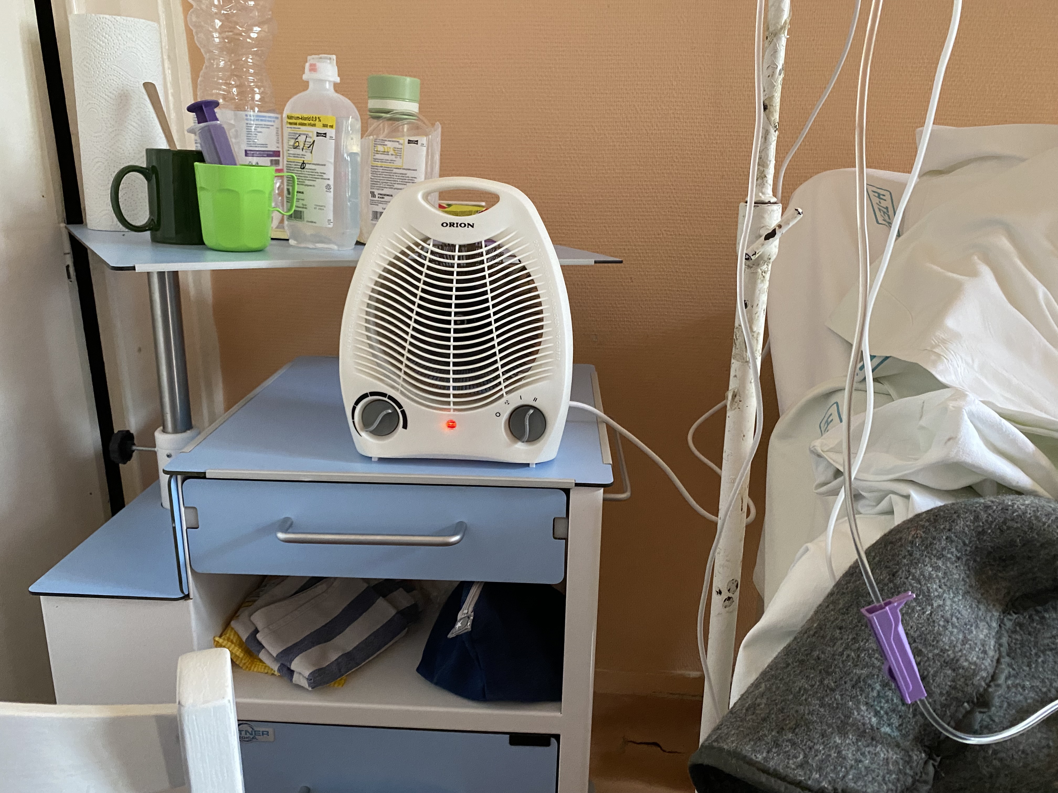 Fűtés továbbra sincs, pokrócokat osztottak a Szent János kórházban a vacogó betegeknek