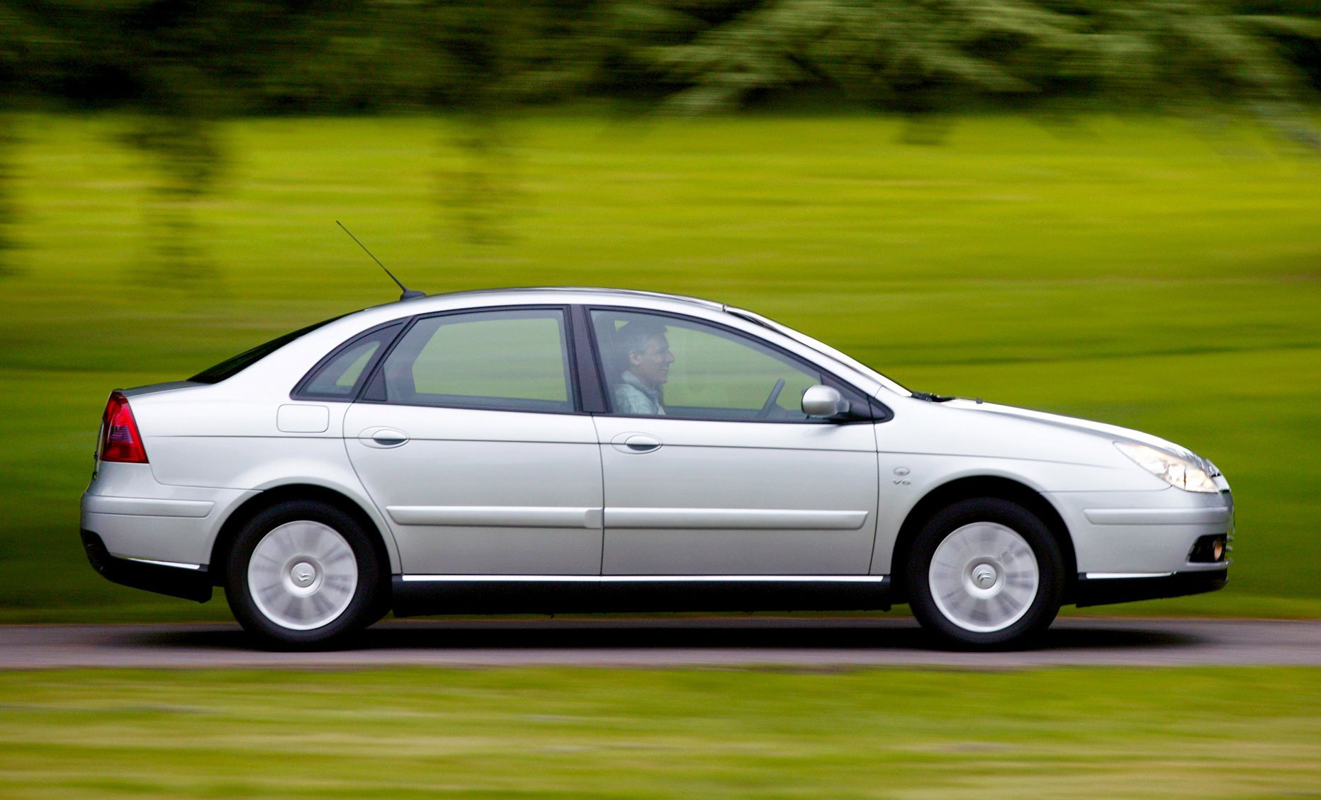 Abp Tadeusz Gocłowski z archidiecezji gdańskiej zdaniem bulwarówki podrózuje citroenem C5 poprzedniej generacji. Nowy model w salonie francuskiej marki miał kosztować ok. 100 tys. zł.