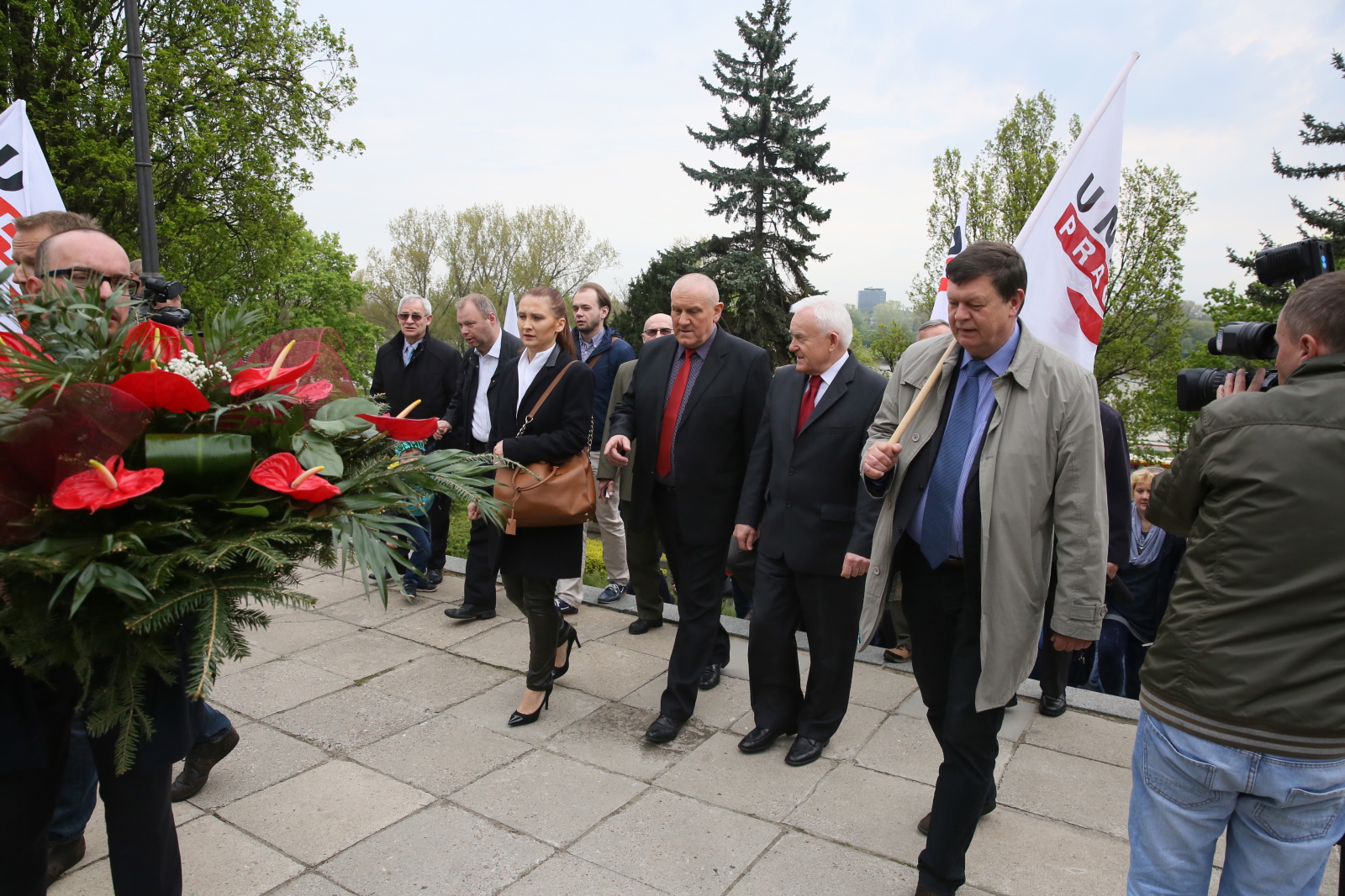 Przewodniczący Ogólnopolskiego Porozumienia Związków Zawodowych Jan Guz i lider SLD złożyli kwiaty przed Bramą Straceń Cytadeli Warszawskiej.