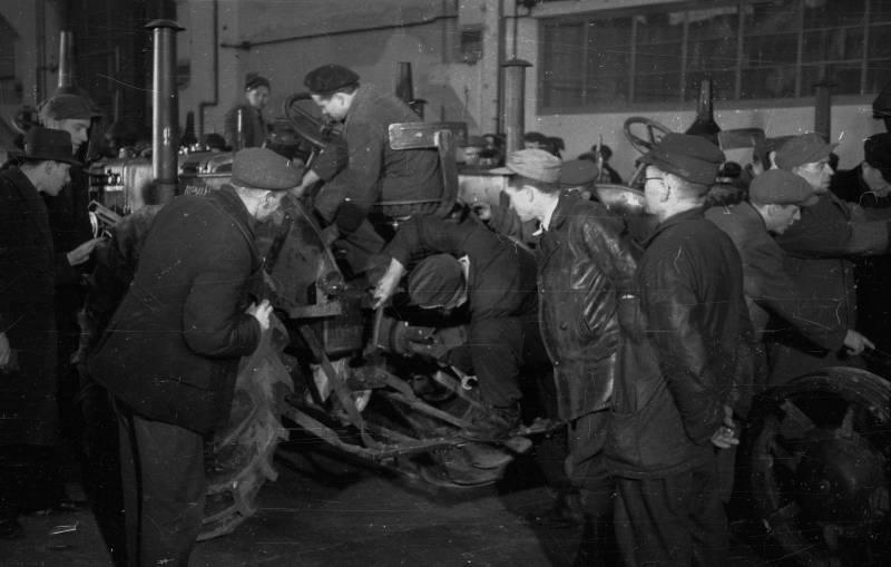 Ursus 17 1949 Chłopi odwiedzają zakłady Ursusa