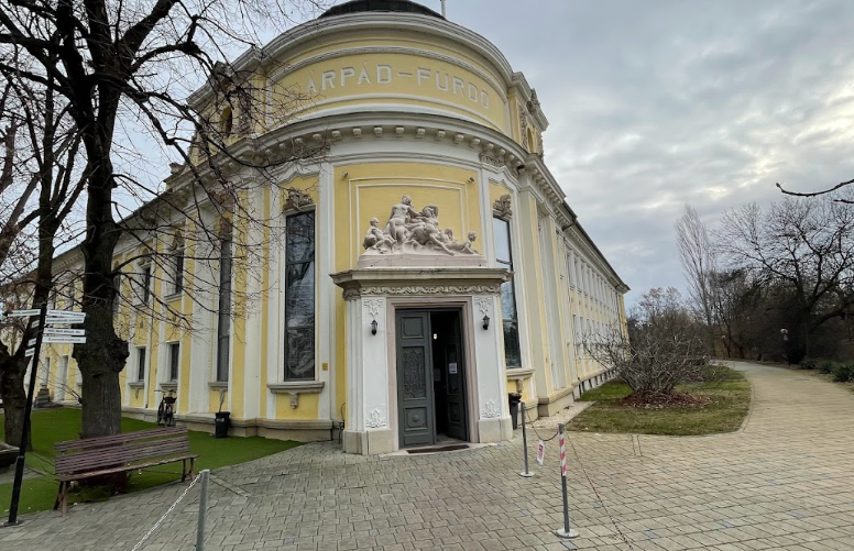 Tragédia: meghalt egy fiatal férfi az Árpád-fürdő egyik medencéjében - megszólalt a rendőrség az ügyben