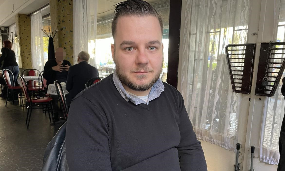 „Nem bírtam tovább, hasba vágtam” – Félholtra verték a rendőrök a kocsmában balhézó részeget