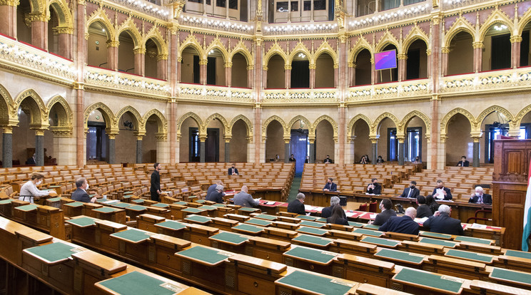 Ez közpénz: évi 300 millió forintért bérel irodákat a képviselőknek az országgyűlés