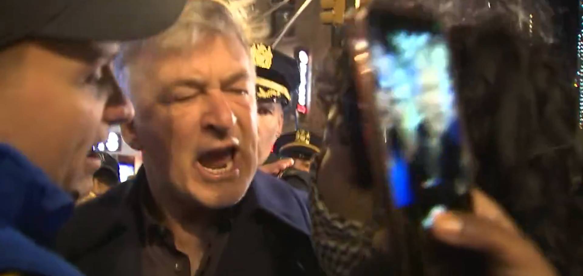 „Gyilkos vagy!” – Izrael-ellenes tüntetők támadták be Alec Baldwint, akinél elszakadt a cérna: videón a kiborulás