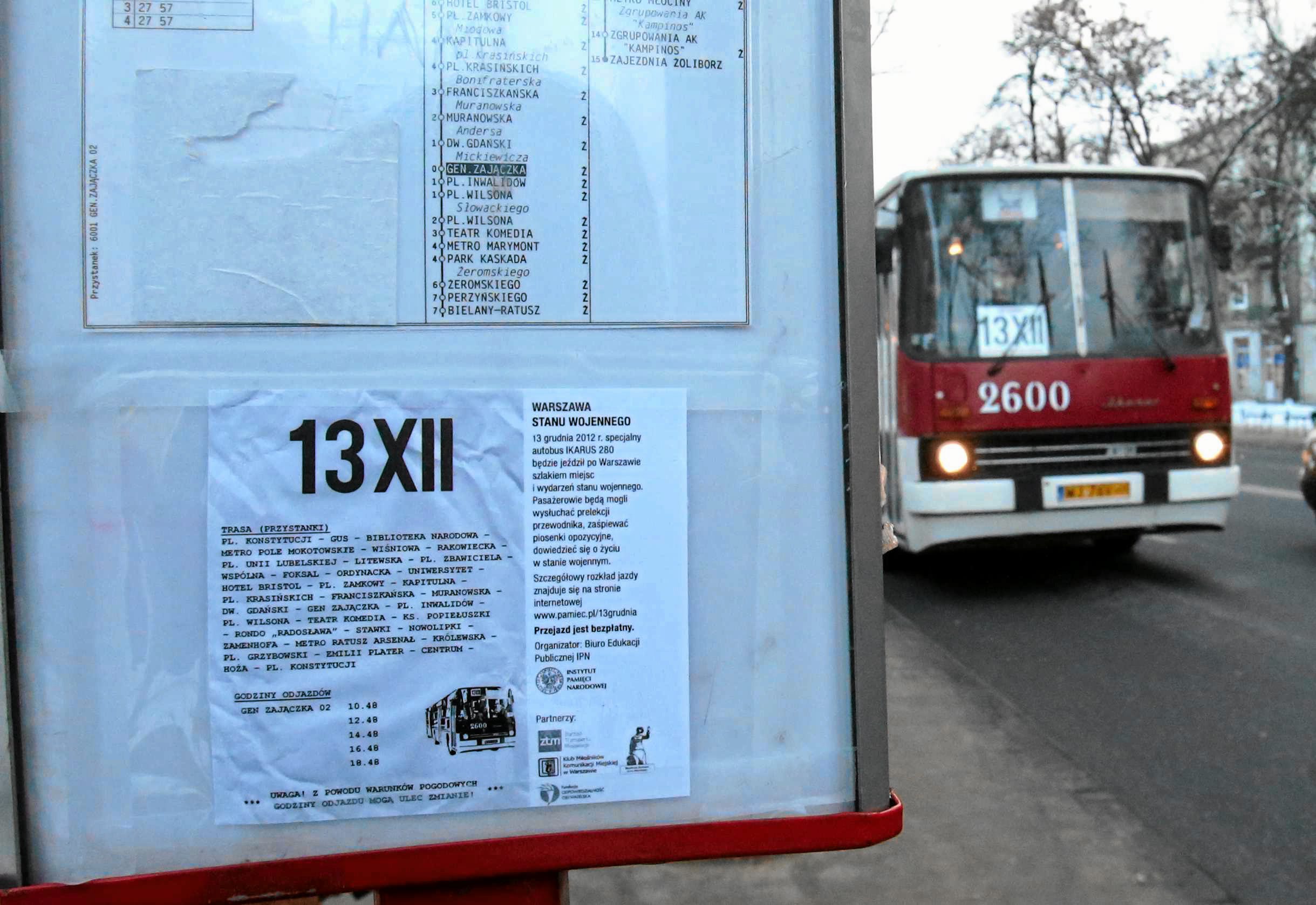 Specjalny autobus ikarus kurujący po Warszawie w rocznicę wprowadzenia stanu wojennego