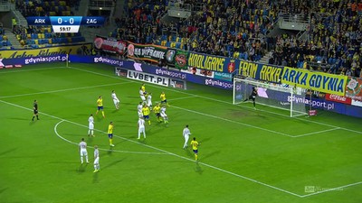 Arka - Zagłębie (0:0): Arka odpowiedziała uderzeniem Marciniaka. Piłka poszybowała ponad poprzeczką