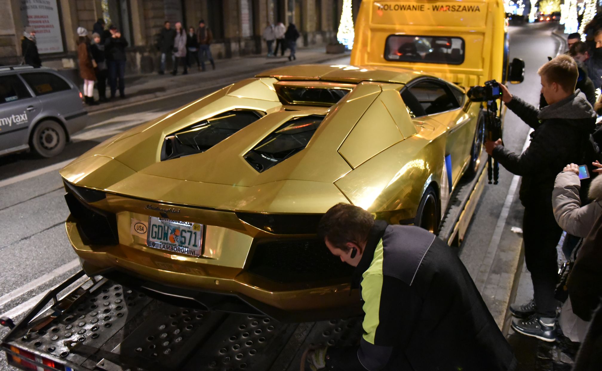 Lamborghini aventador swoją nazwę zawdzięcza hiszpańskiemu bykowi, który w październiku 1993 roku wziął udział w korridzie na Saragossa Arena i zdobył Trofeo de la Pena La Madronera za wyjątkową odwagę w walce z torreadorem.
