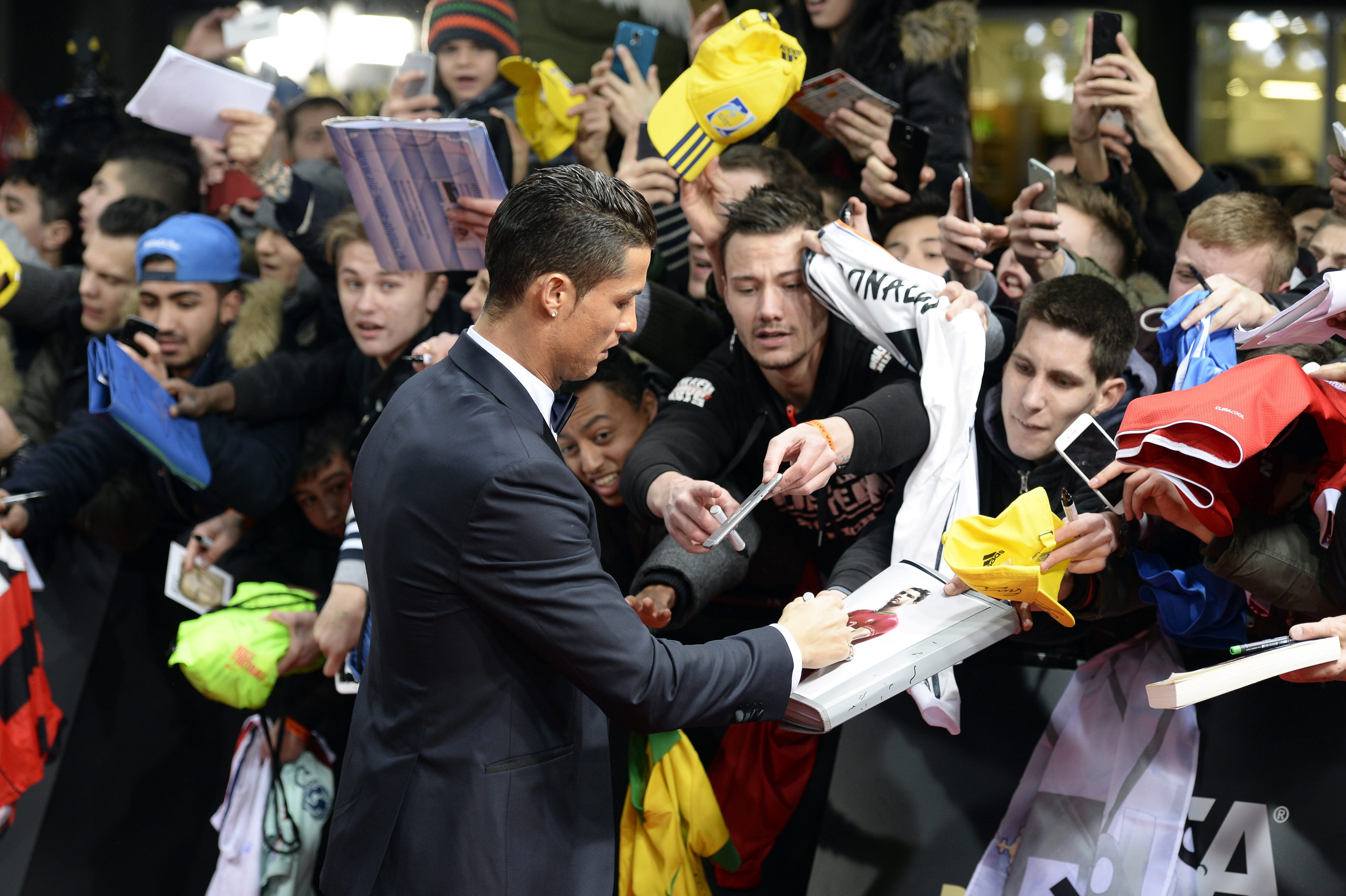 Cristiano Ronaldo Złotą Piłkę FIFA odbierał w asyście rodziny