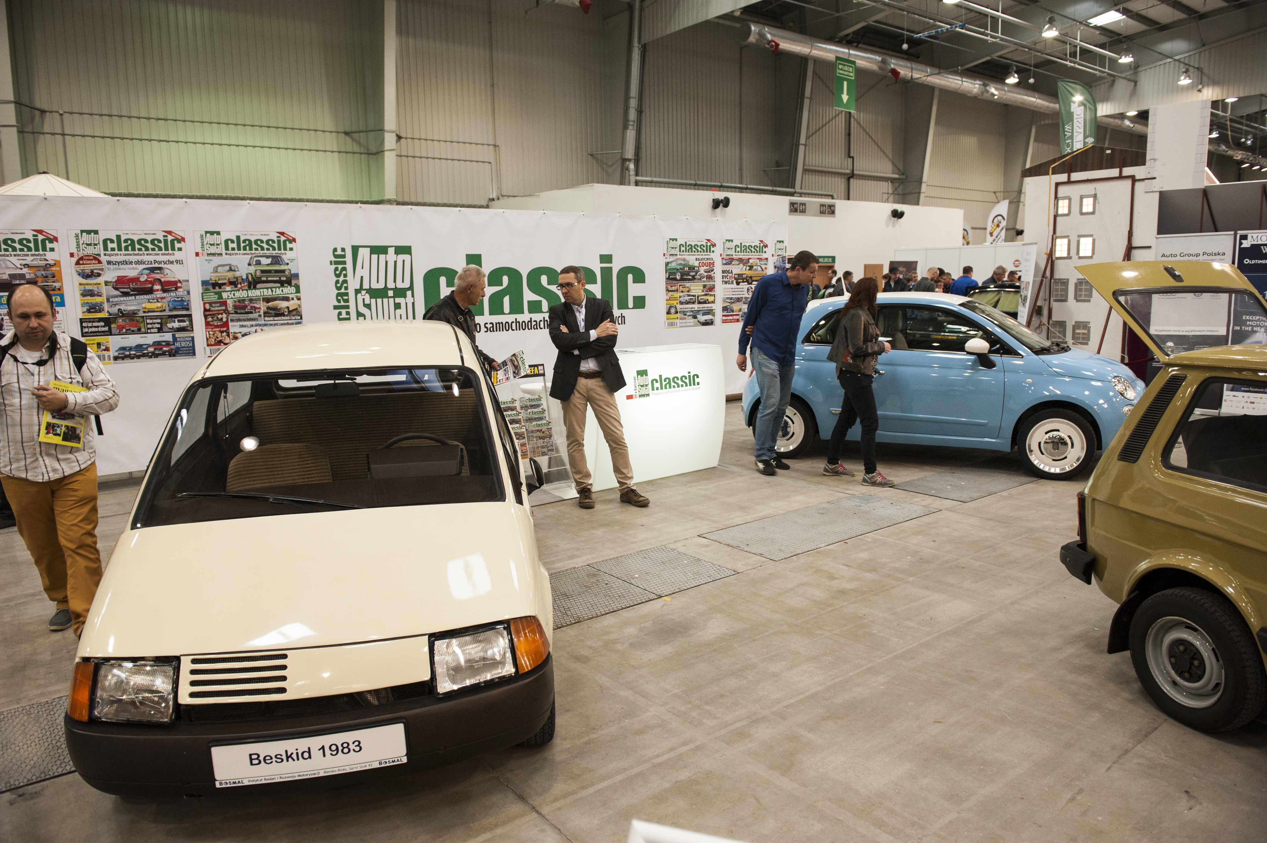 Beskid i fiat 500 vintage na stoisku magazynu