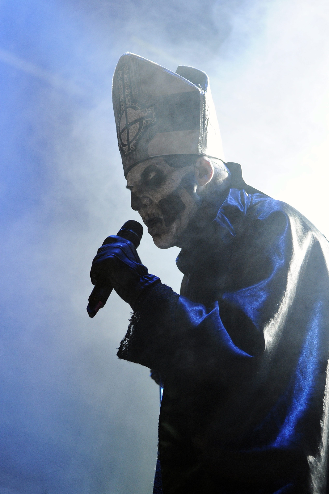 Ukryci za maskami i kapturami członkowie zespołu Ghost (znanego też jako Ghost B.C.) dzielą się z fanami nie tylko swoją muzyką, lecz także swoistym spektaklem. Przykładają duża wagę do anonimowości, ale fani kapeli już wcześniej uważali, że tożsamość Papy Emeritusa II to jedna z… najgorzej chronionych tajemnica w muzyce rockowej