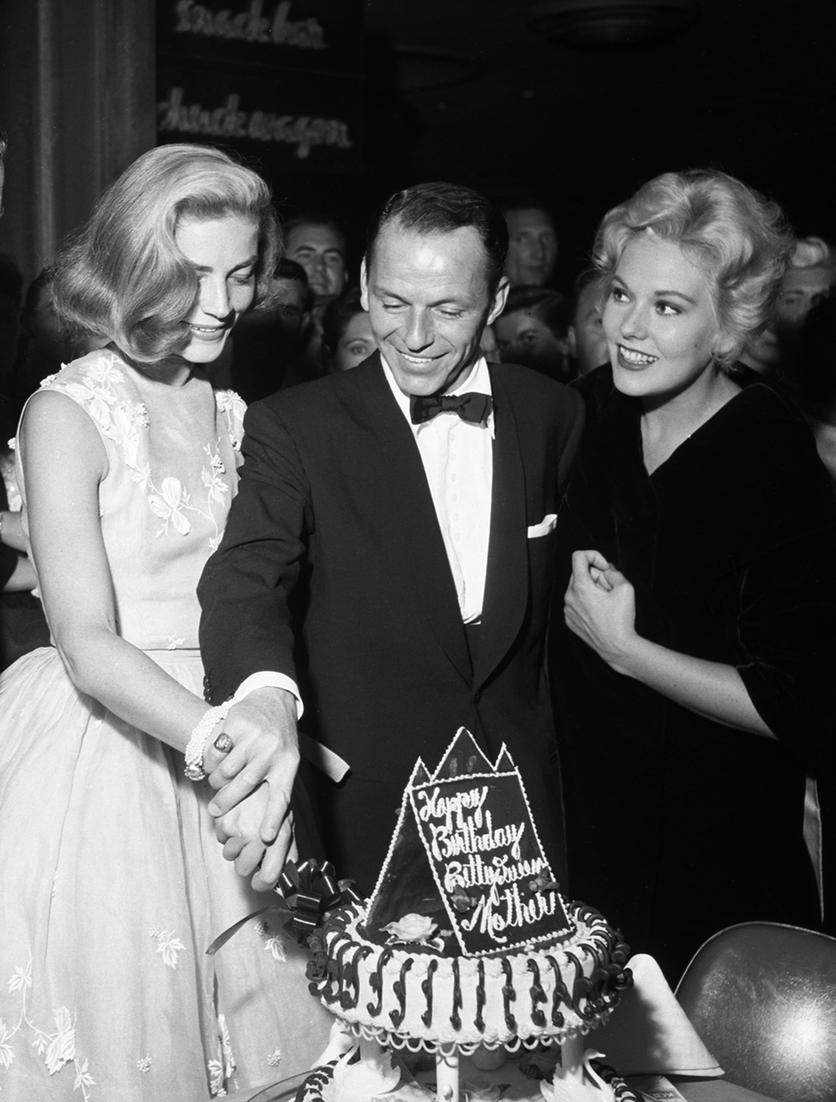 Jej związek z Frankiem Sinatrą zelektryzował fanów, ale drugim mężem Lauren Bacall został Jason Robards, któremu urodziła syna. Sam Robards poszedł w ślady słynnych rodziców, wybierając karierę aktora i producenta filmowego. – Podczas trwania obydwu małżeństw stawiałam swoją karierę na drugim miejscu – i przez to ucierpiała. Jednak nie żałuję tego. Niczego nie żałuję! – mówiła