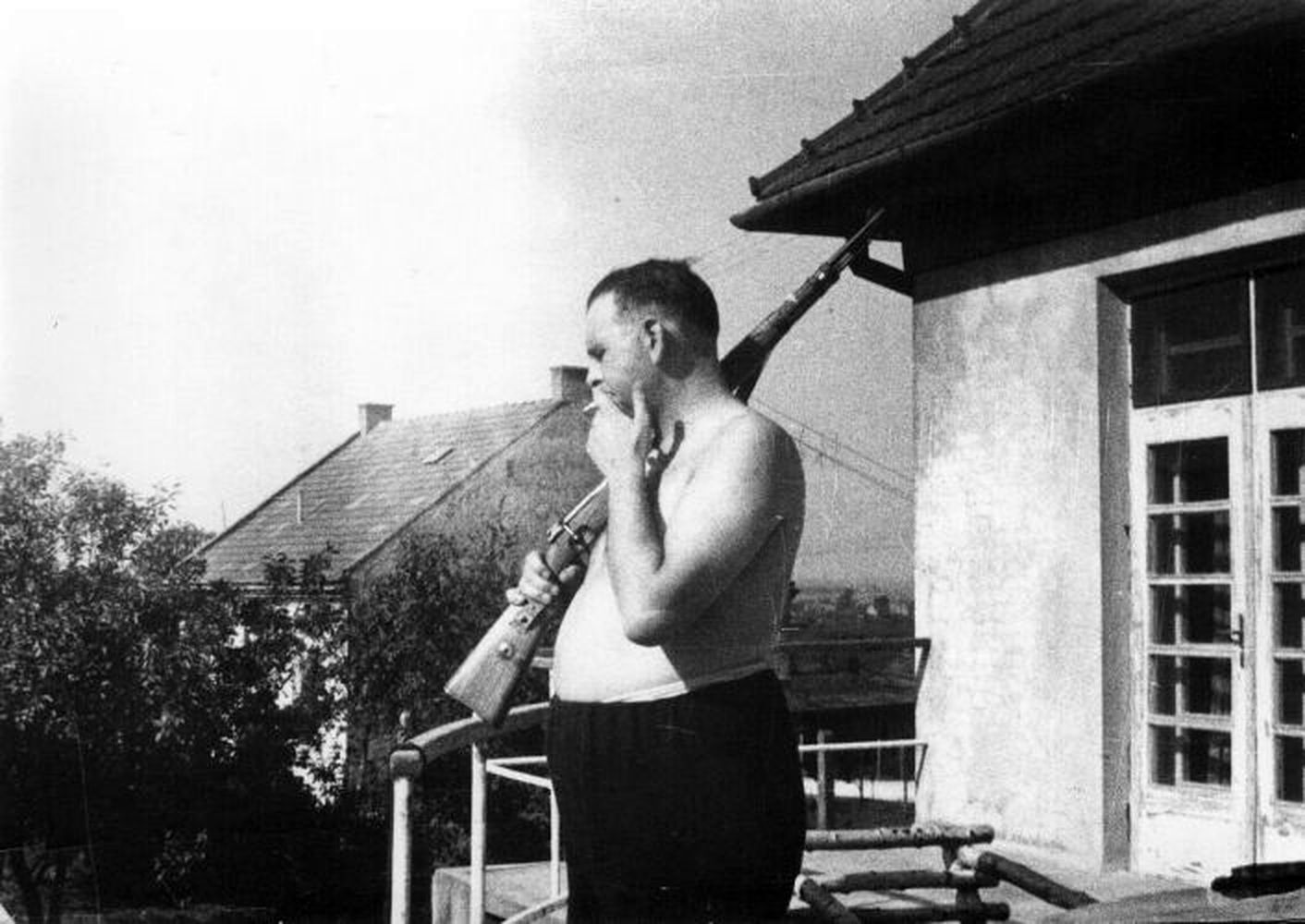 Amon Göth w swojej willi w Krakowie-Płaszowie