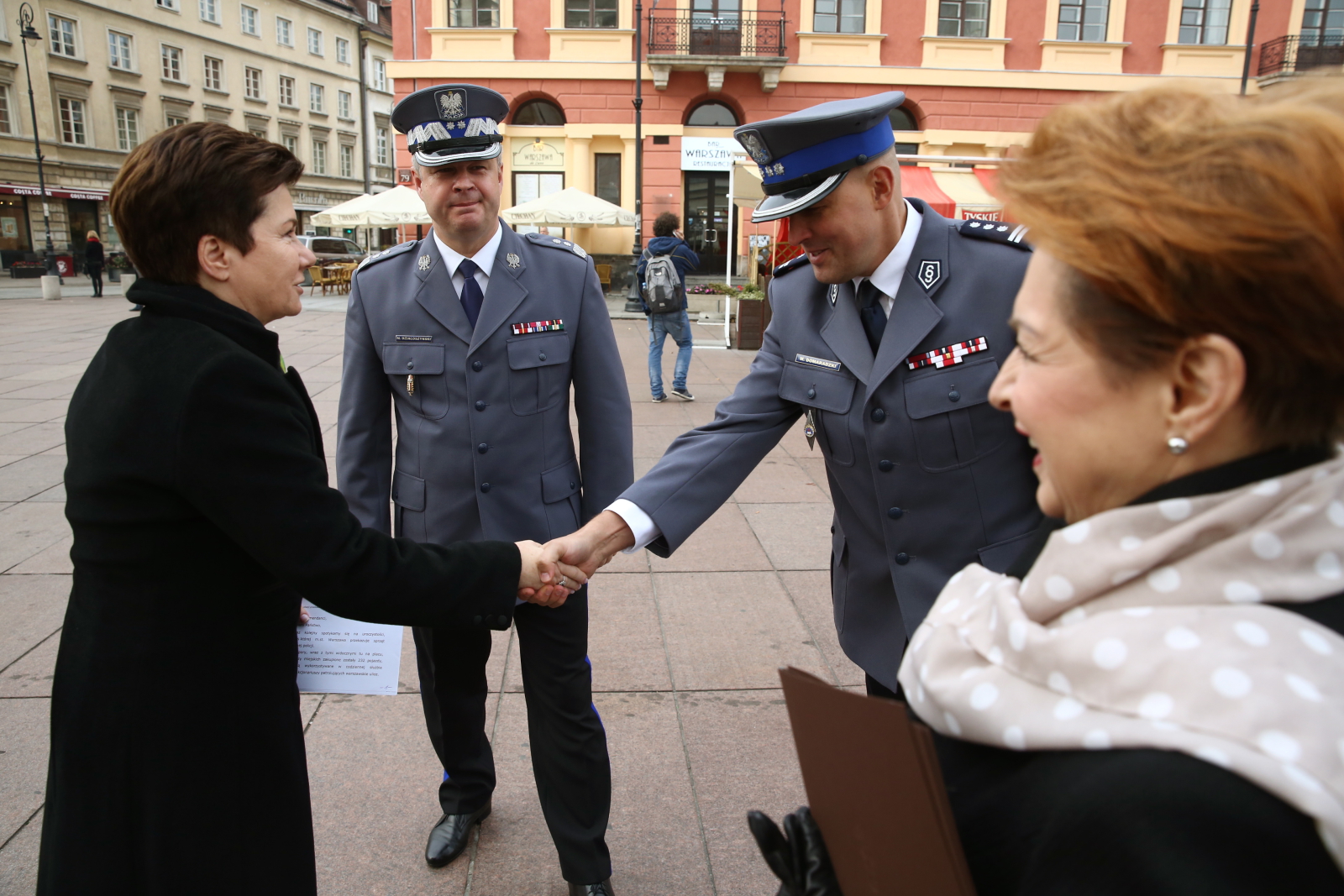 Prezydent Warszawy Hanna Gronkiewicz-Waltz (L), komendant główny policji Marek Działoszyński (2L), komendant stołeczny policji Michał Domaradzki (2P) i szefowa Biura Bezpieczeństwa i Zarządzania Kryzysowego Ewa Gawor (P) podczas uroczystego przekazania warszawskim policjantom radiowozów w Warszawie
