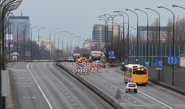 Zamknięty wjazd od strony wschodniej na Most Łazienkowski w Warszawie.