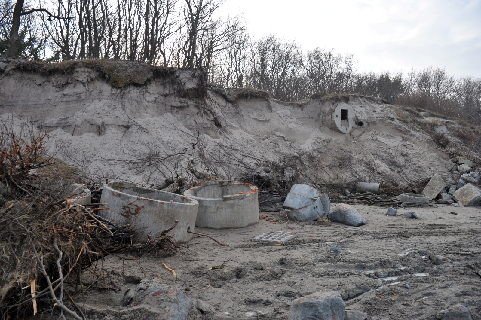 Muzealnik ostrzega turystów, którzy chcieliby z bliska zobaczyć betonowe bunkry na kołobrzeskiej plaży.