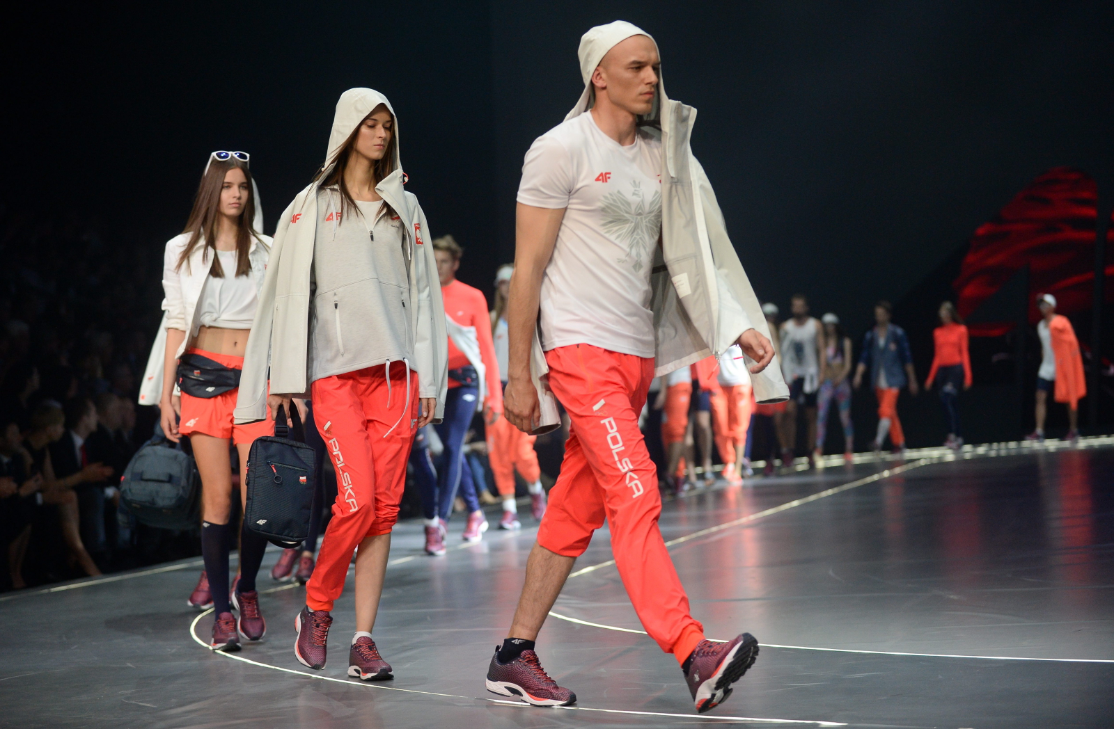 Wybieg, na którym zaprezentowali się nie tylko modele i modelki, ale także sportowcy był w kształcie lekkoatletycznej bieżni. Stroje defiladowe zaprezentowali lekkoatleta Paweł Wiesiołek i pięcioboistka Oktawia Nowacka.