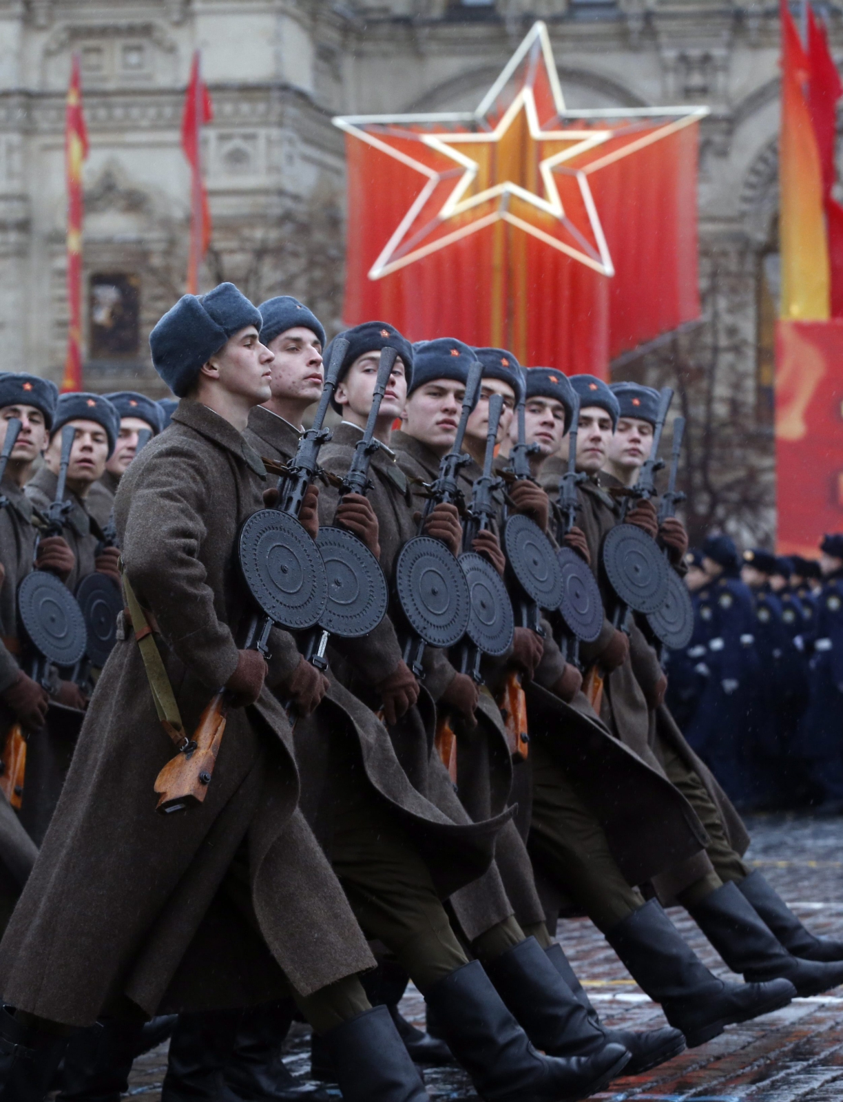 Kompania erkaemistów Armii Czerwonej wyglądała szczególnie groźnie. W czasach II wojny światowej karabiny z talerzowymi magazynkami były postrachem Niemców...