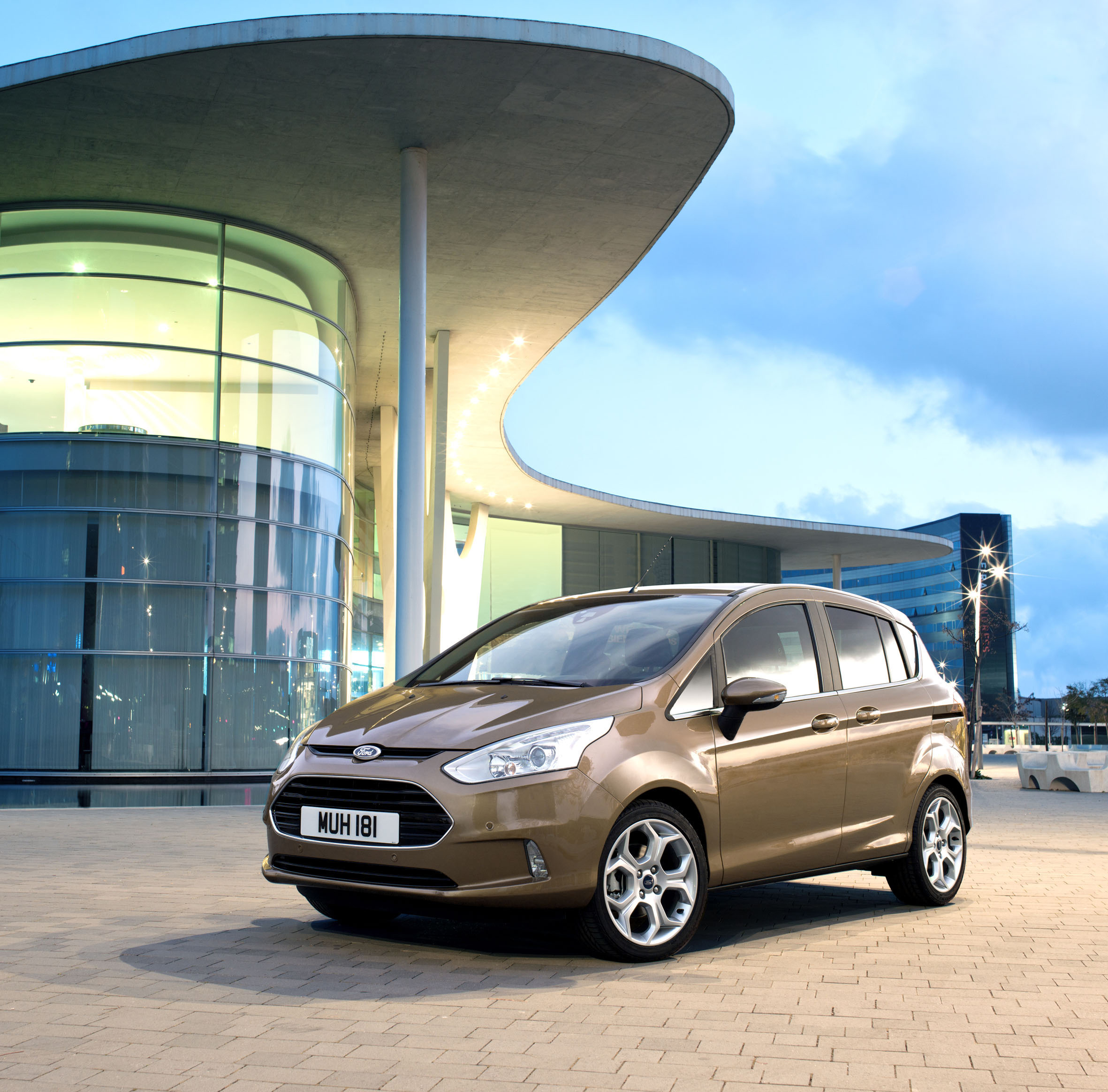 B-max został porównywany z trzema rywalami - na celownik trafił opel meriva 1.4 ecoFLEX/120KM (śr. spalanie 5,7 l/100 km), renault grand modus 1.5 dCi eco2/88KM (śr. spalanie 6,0 l/100 km),i citroen C3 picasso 1.6 VTi 120 KM (śr. spalanie 6,4 l/100 km)