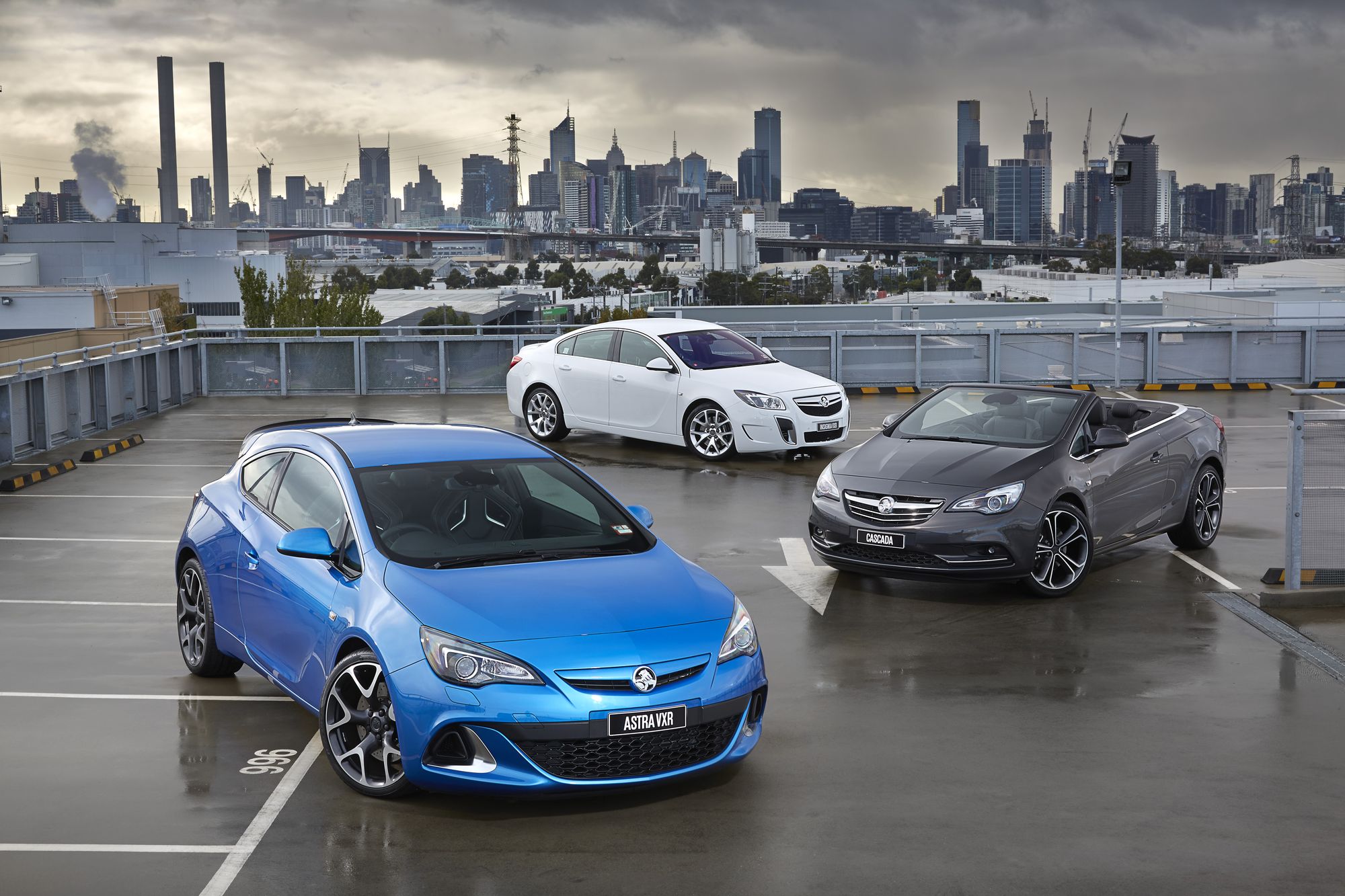 Amerykański General Motors rozpocznie eksport swoich samochodów do Australii i Nowej Zelandii. Lwią cześć modeli na potrzeby kierowców po drugiej stronie świata wyprodukuje fabryka w Gliwicach - taśmy ruszą w drugiej połowie 2015 roku. Na liście nowych aut ze znaczkiem nowej marki znajdą się astra GTC i supersportowa astra VXR, znana jako opel astra OPC, a także kabriolet cascada. Samochody na etapie produkcji w Gliwicach będą przystosowane do ruchu lewostronnego.