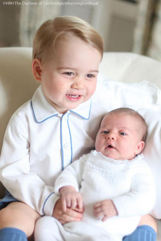 Pałac Kensington opublikował na Twitterze cztery zdjęcia księcia Jerzego z nowo narodzoną siostrą- księżniczką Charlotte