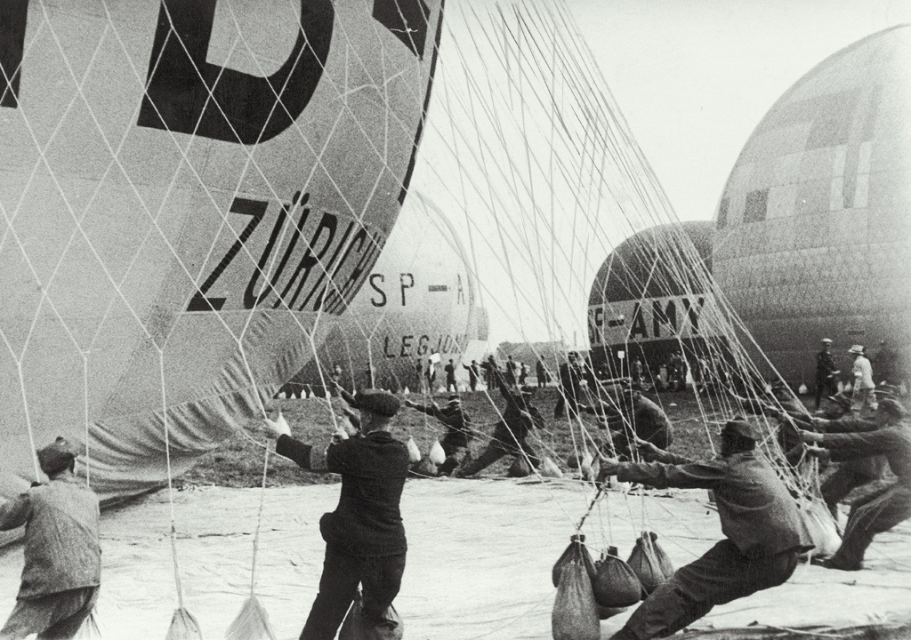 <B>Międzynarodowe Zawody Balonowe w Puchar Gordona Bennetta w Warszawie, Przygotowanie balonów do startu, rok 1934</B><BR><BR> Rywalizację rozgrywaną w Warszawie wygrali Franciszek Hynek z Władysławem Pomaskim. Kolejne zawody o Puchar Bennetta organizowane w Polsce, w 1935 roku, wygrała również polska załoga - Zbigniew Burzyński i Władysław Wysocki. Album