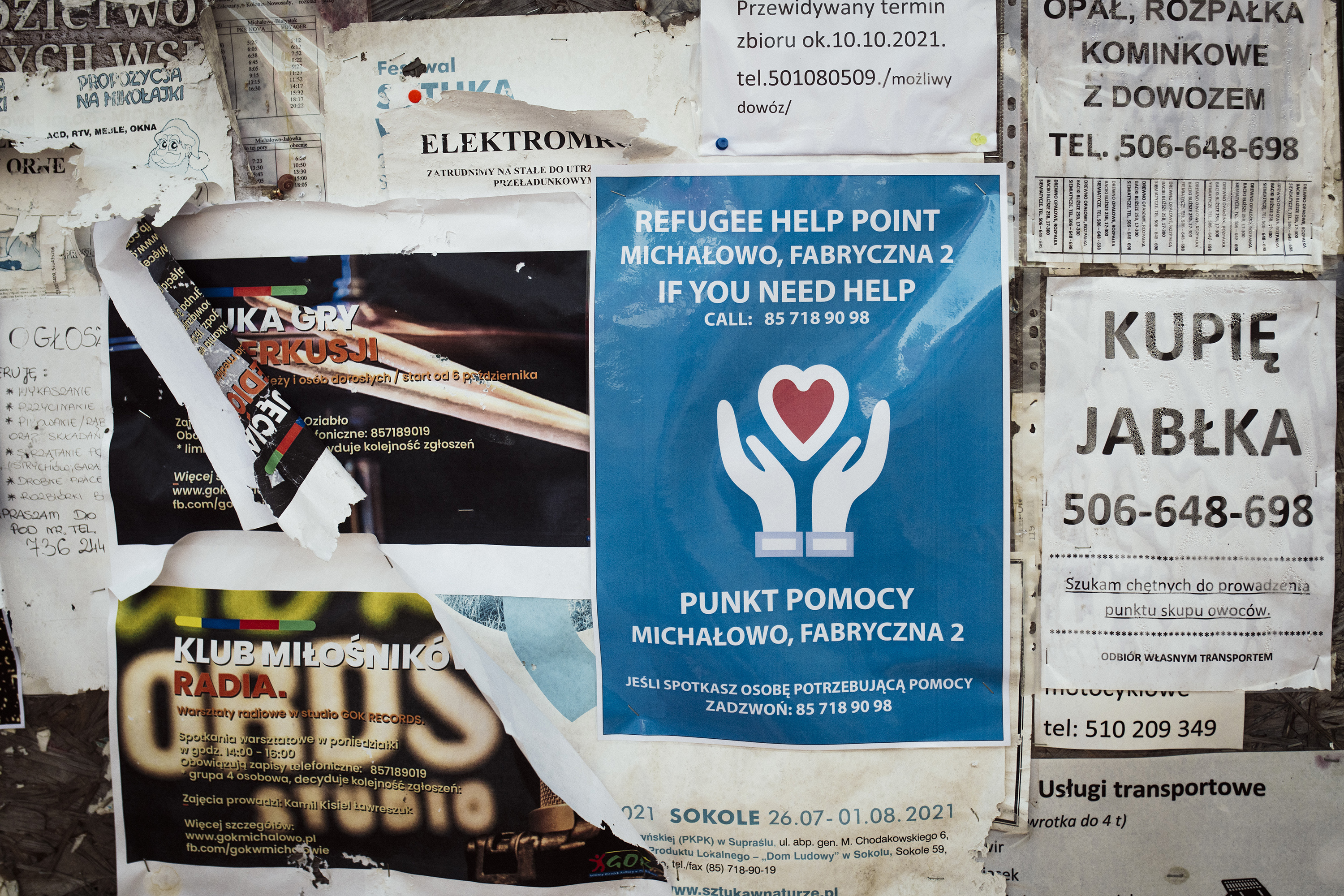  Plakat informujący uchodźców o punkcie pomocy.