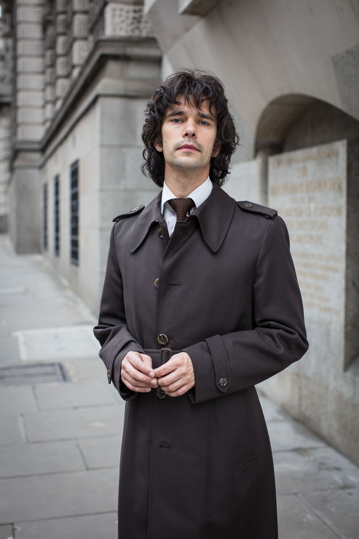 W rolach głównych w produkcji występują: laureat trzech Złotych Globów Hugh Grant (Był sobie chłopiec) oraz dwukrotnie nominowany do BAFTY Ben Whishaw (System sprawiedliwości). W obsadzie znaleźli się również: Alex Jennings (Dama w vanie), Patricia Hodge (Człowiek słoń) oraz Monica Dolan (Nie opuszczaj mnie). Autorem scenariusza jest Russell T Davies (Dr Who, Queer As Folk, Cucumber), a za reżyserię wszystkich odcinków odpowiada dwukrotnie nominowany do Oscara Stephen Frears (Boska Florence, Królowa, Tajemnica Filomeny, Niebezpieczne związki).