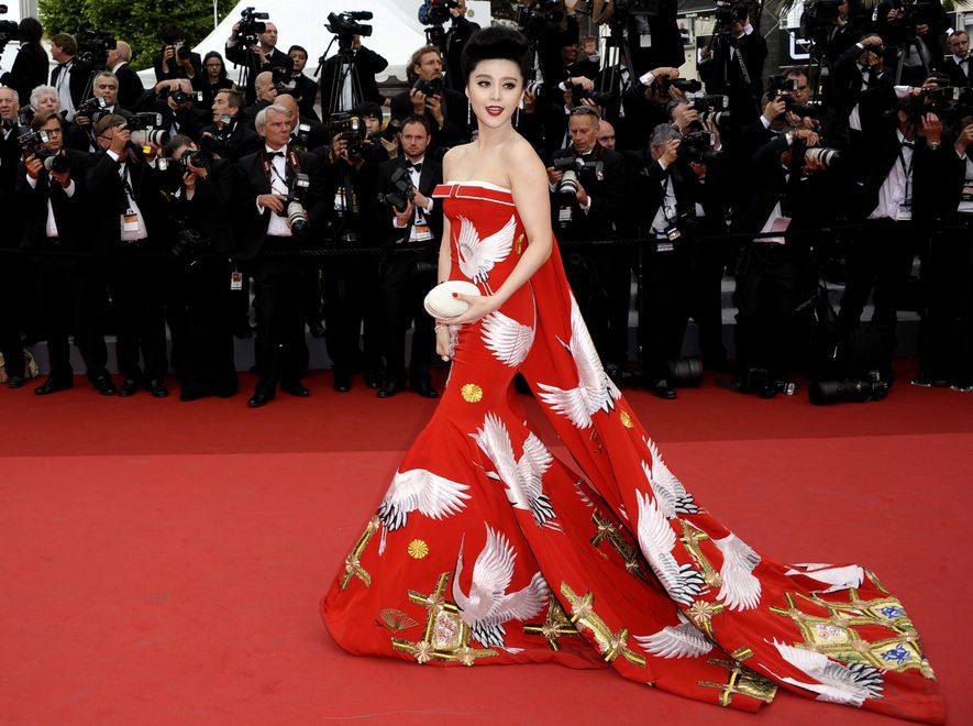 Fan Bingbing zawsze olśniewa wyrazistymi kreacjami. W Cannes trudno było nie dostrzec aktorki w czerwonej kreacji o azjatyckim charakterze i deseniu w żurawie. Do tego Bingbing dobrała oryginalną torebkę oraz biżuterię od Cartera.