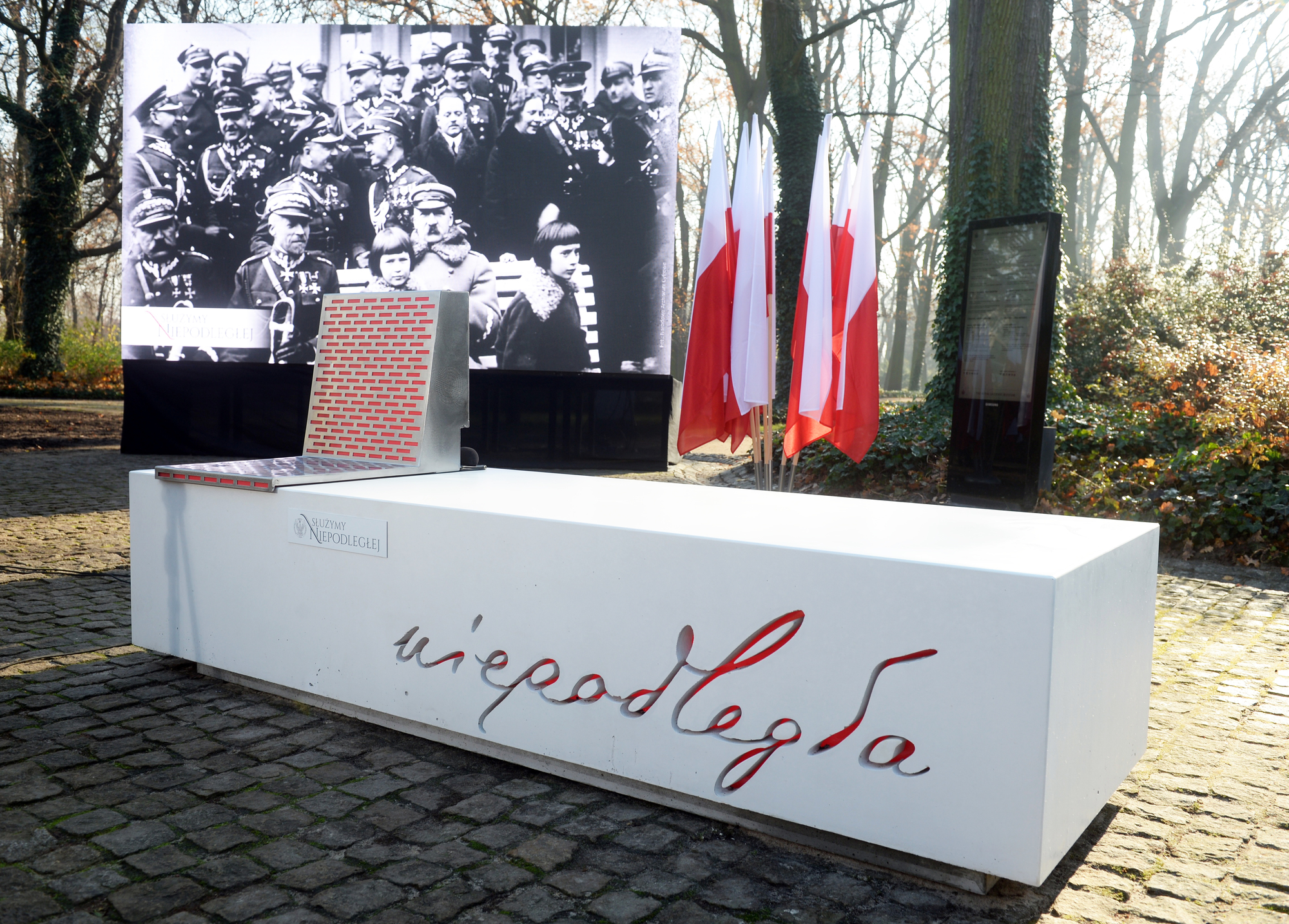Ławki Niepodległości” na 100-lecie Polski projekt MON - Noizz