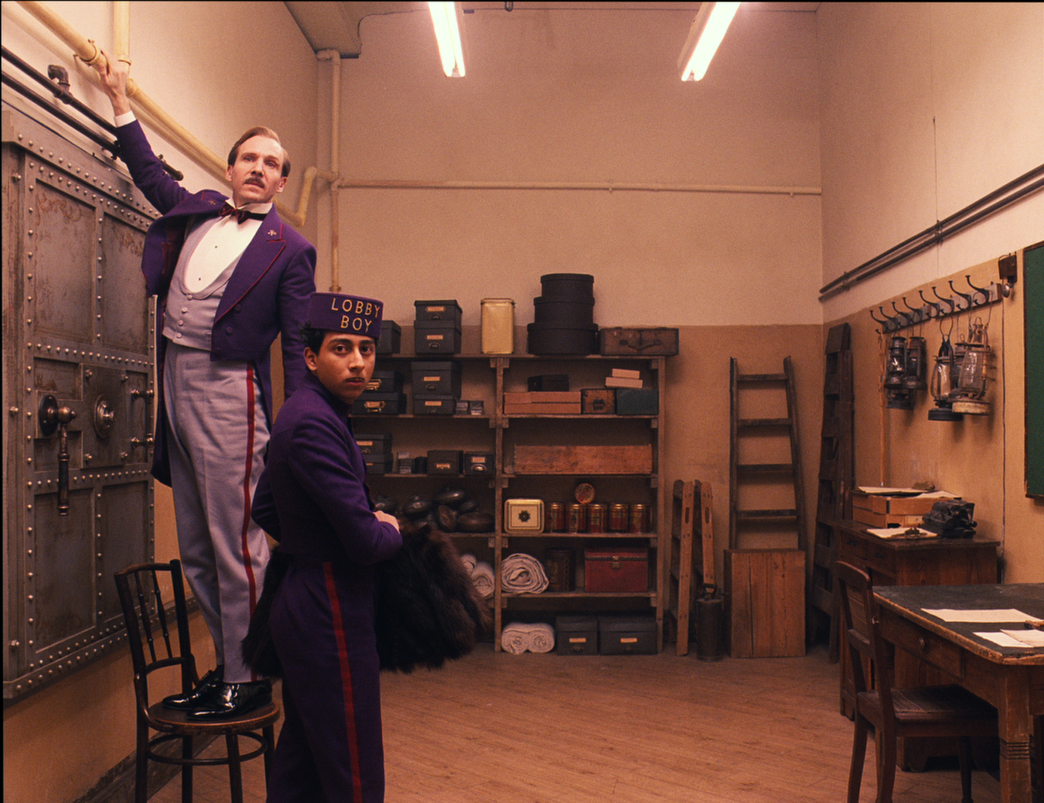 Tony Revolori i Ralph Fiennes w filmie