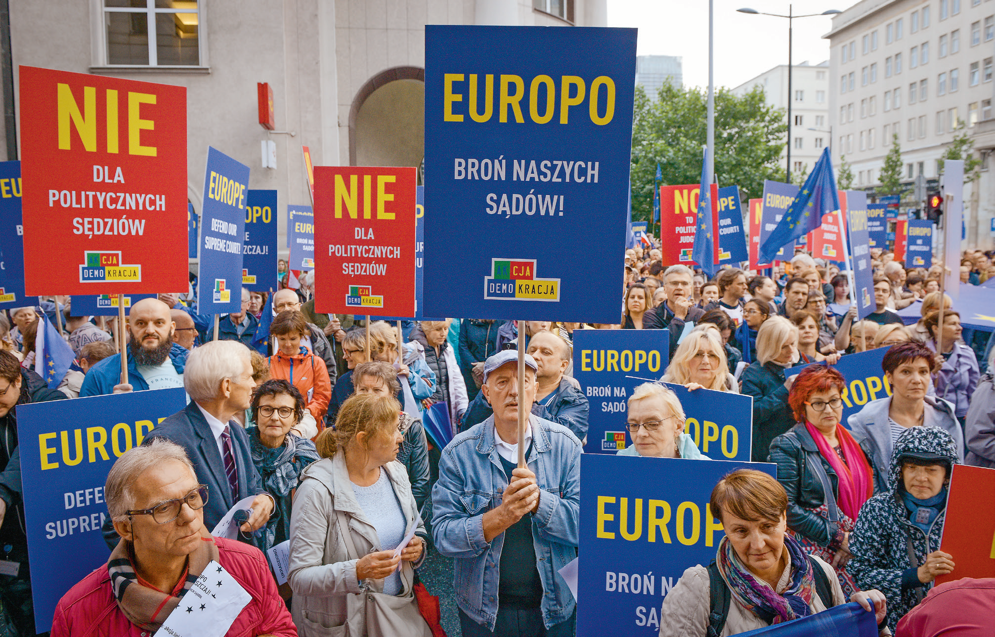 Spór o rządy prawa na ulicach polskich miast wspierały tłumy (fot. Jaap Arriens/NurPhoto)